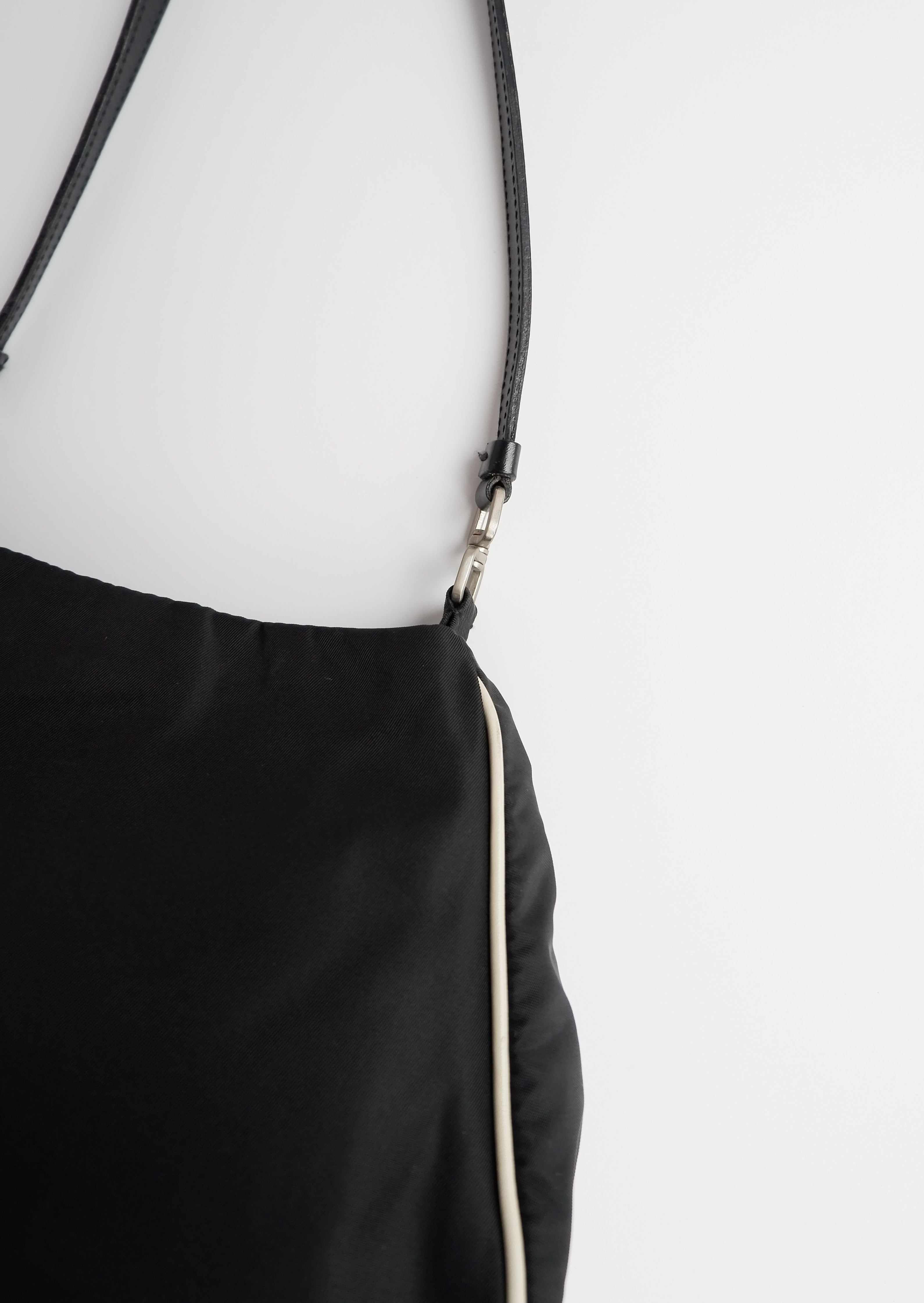 Authentique Sac bandoulière Prada noir et blanc en nylon avec détails roses d'occasion