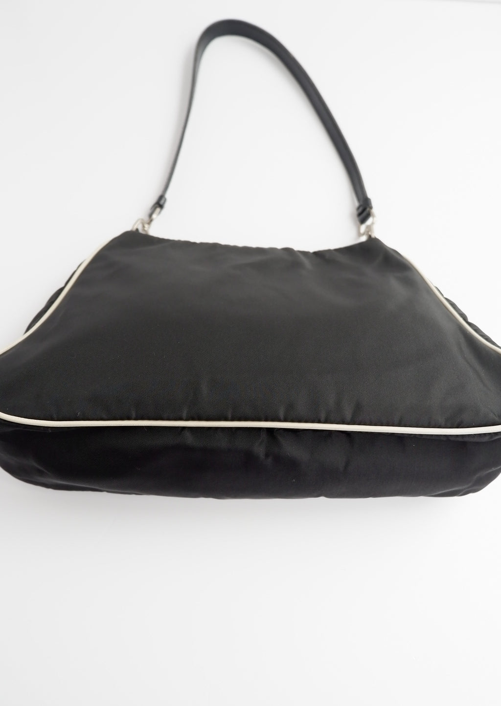 Authentique Sac bandoulière Prada noir et blanc en nylon avec détails roses d'occasion