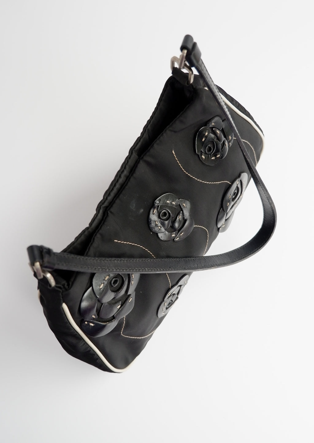 Authentique Sac bandoulière Prada noir et blanc en nylon avec détails roses d'occasion