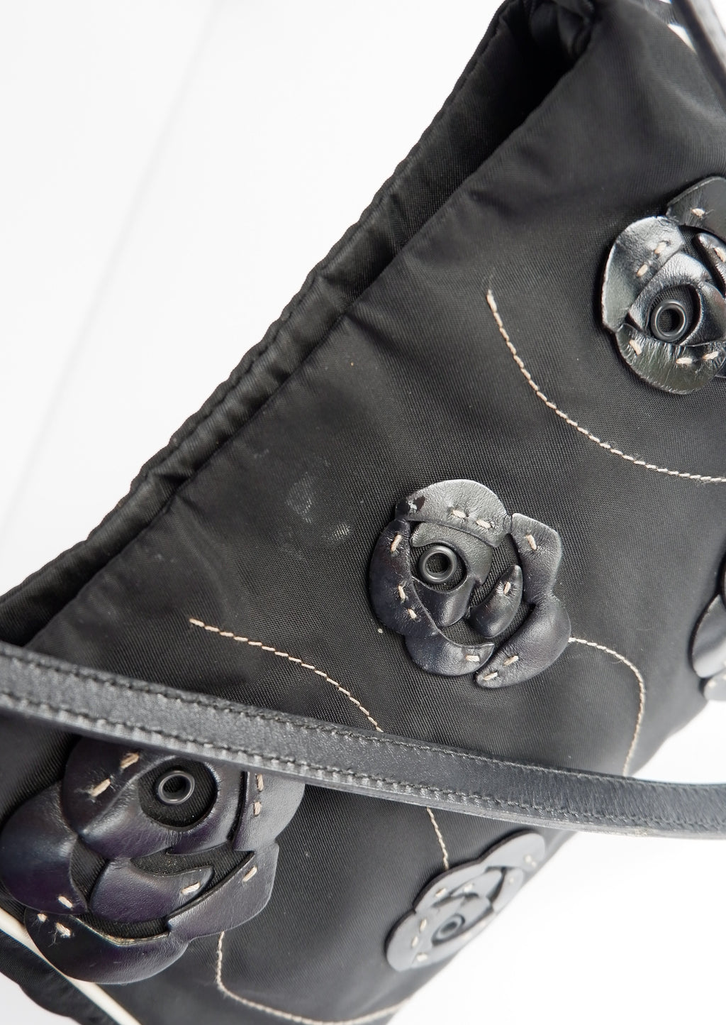 Authentique Sac bandoulière Prada noir et blanc en nylon avec détails roses d'occasion