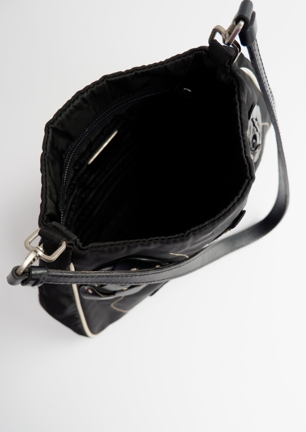 Authentique Sac bandoulière Prada noir et blanc en nylon avec détails roses d'occasion