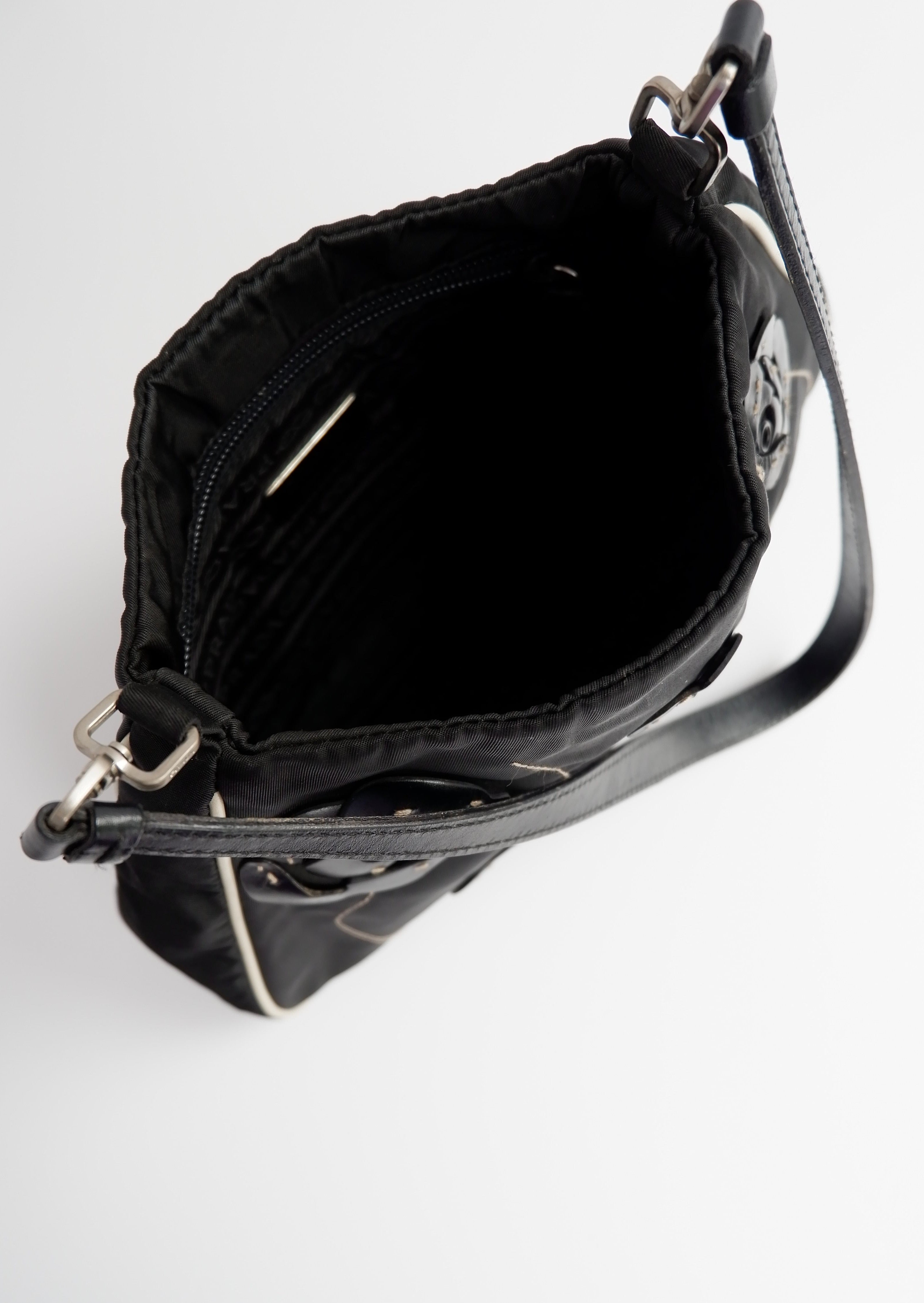 Authentique Sac bandoulière Prada noir et blanc en nylon avec détails roses d'occasion