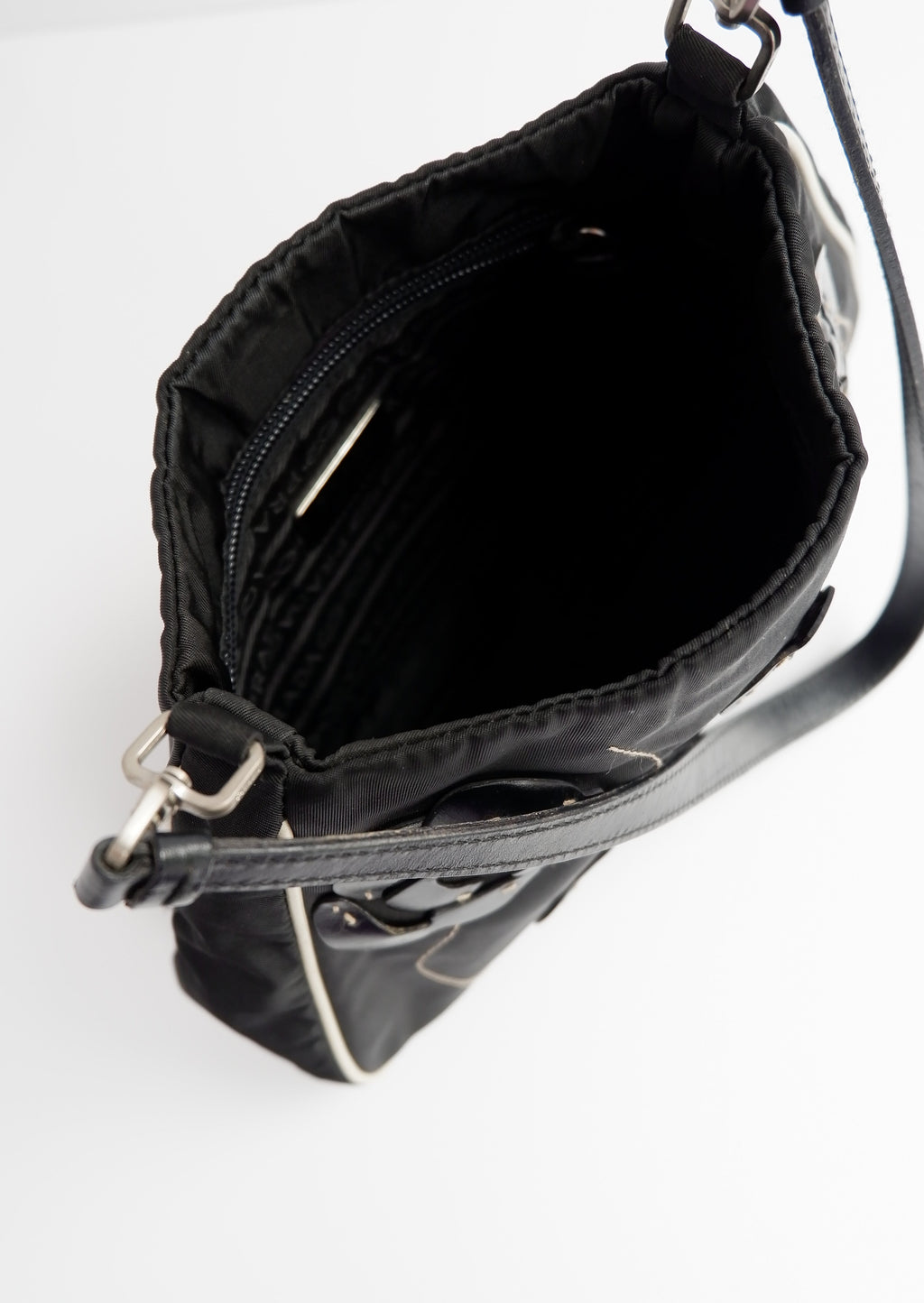 Authentique Sac bandoulière Prada noir et blanc en nylon avec détails roses d'occasion