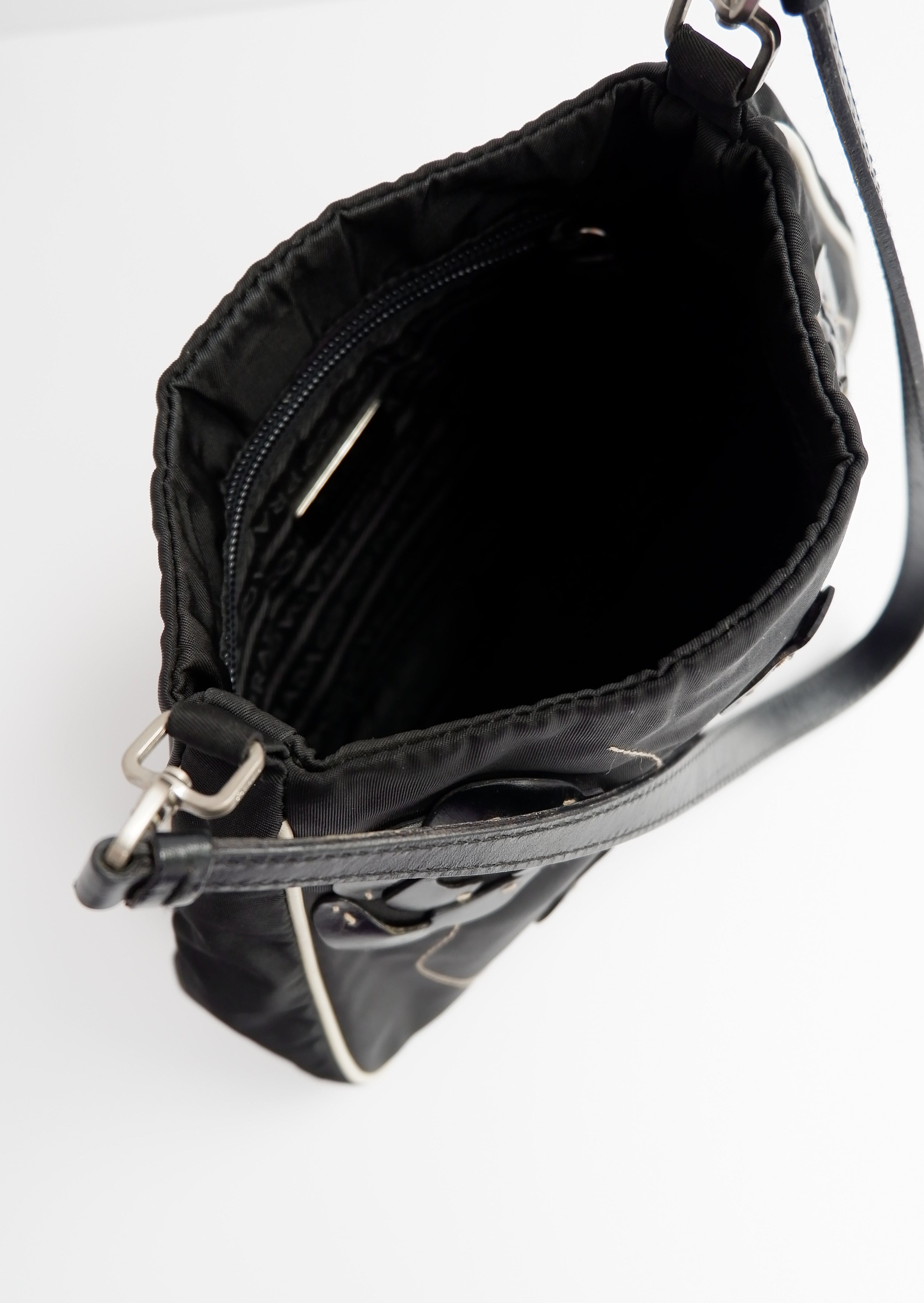 Authentique Sac bandoulière Prada noir et blanc en nylon avec détails roses d'occasion