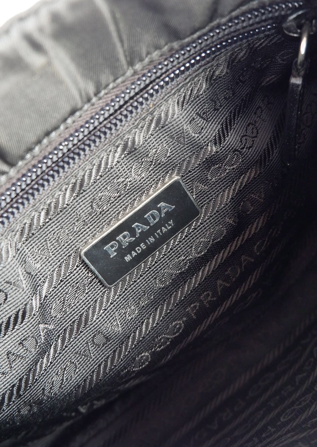 Authentique Sac bandoulière Prada noir et blanc en nylon avec détails roses d'occasion