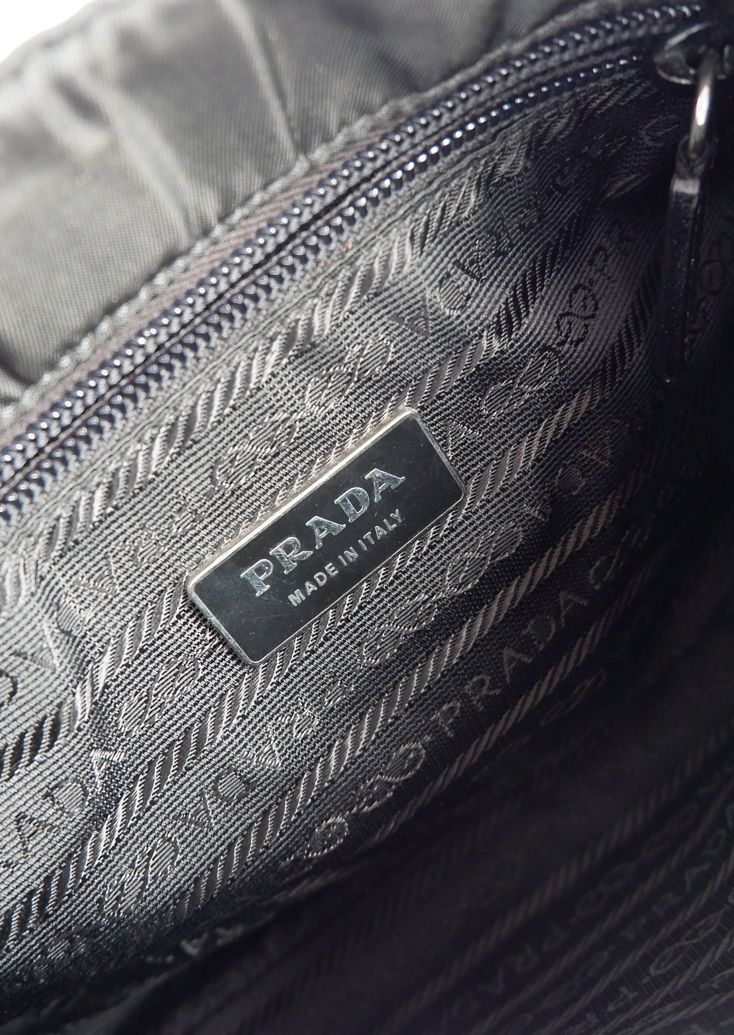 Authentique Sac bandoulière Prada noir et blanc en nylon avec détails roses d'occasion