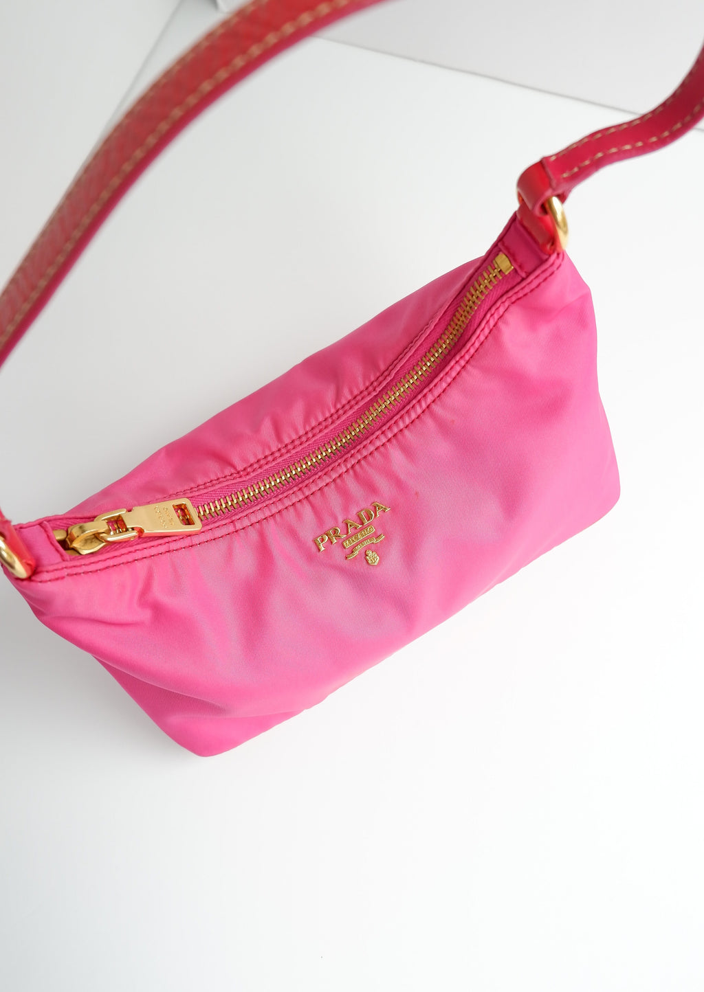 Authentique sac à bandoulière Prada en nylon rose vif d'occasion