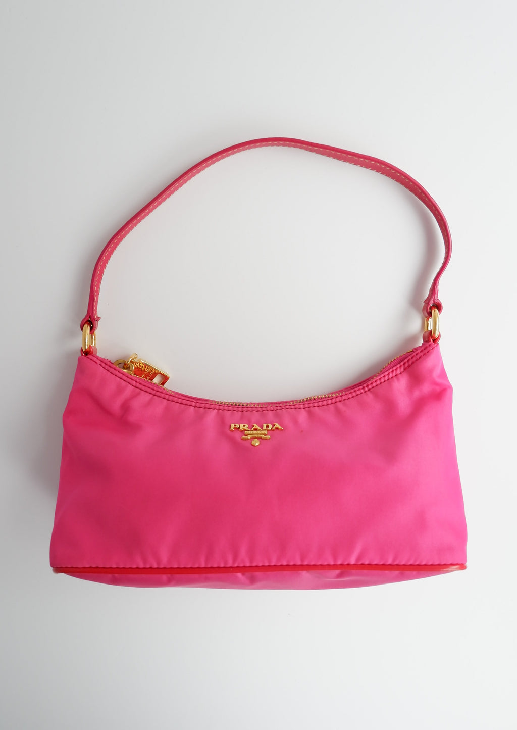 Authentique sac à bandoulière Prada en nylon rose vif d'occasion