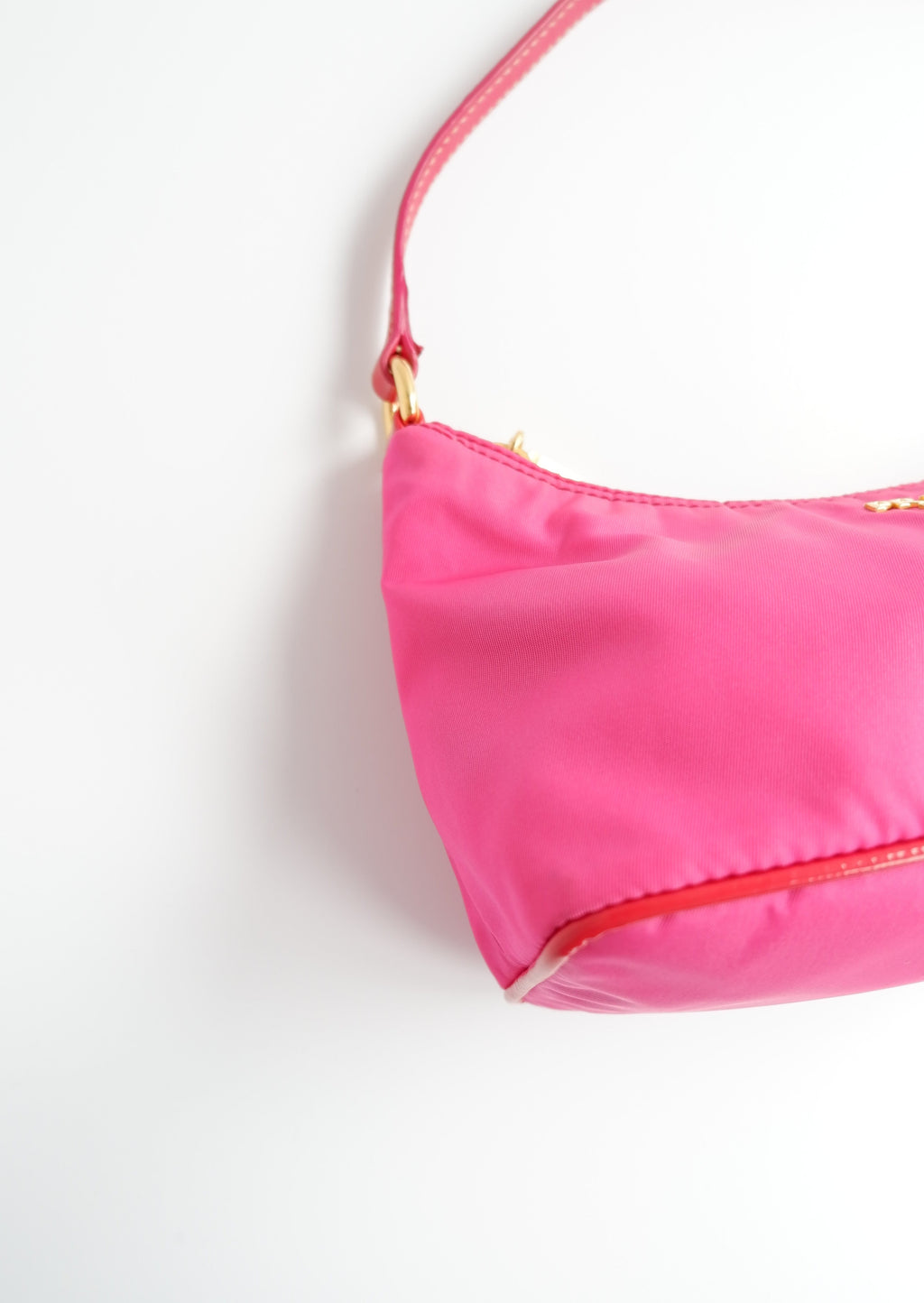 Authentique sac à bandoulière Prada en nylon rose vif d'occasion