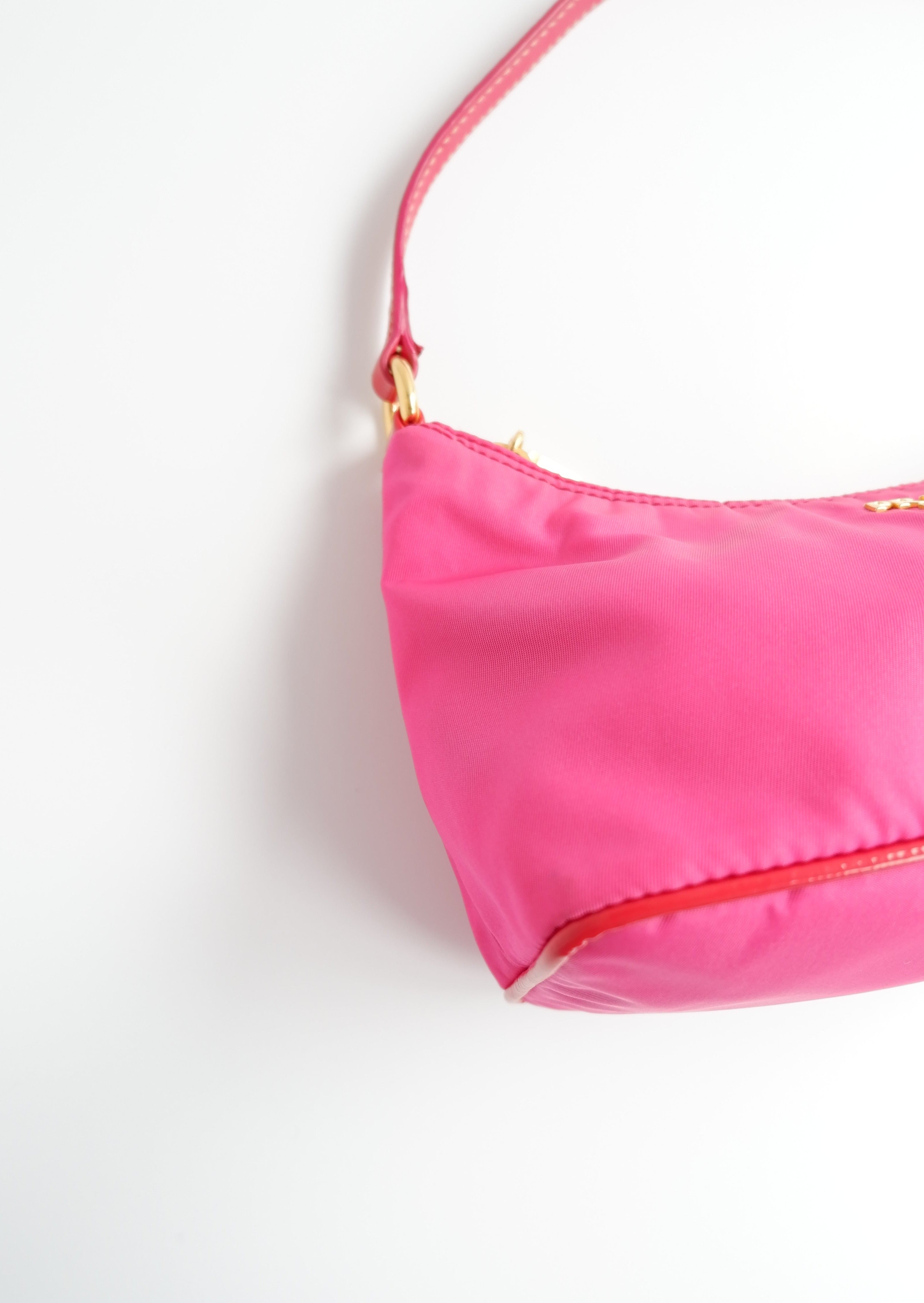 Authentique sac à bandoulière Prada en nylon rose vif d'occasion