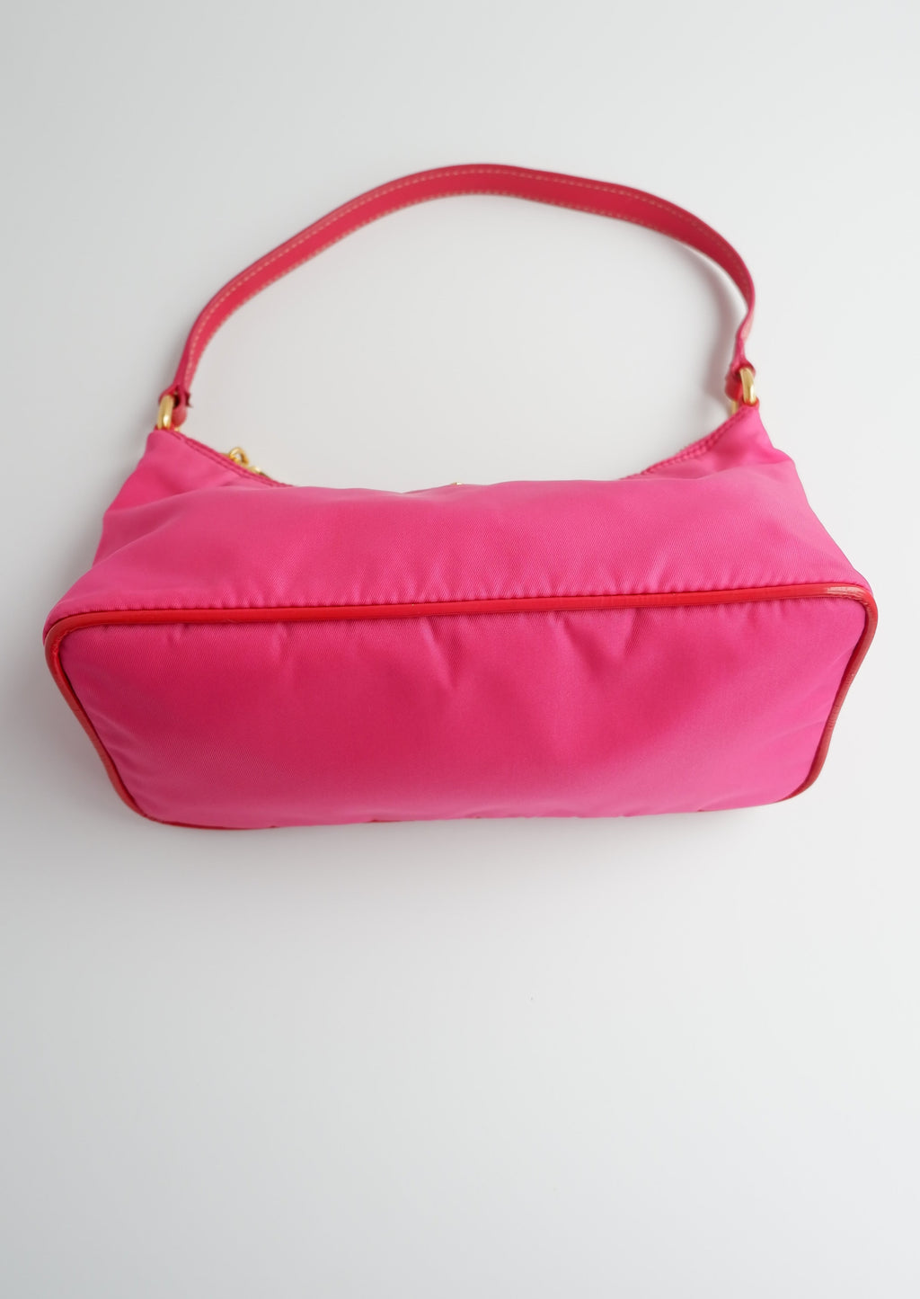 Authentique sac à bandoulière Prada en nylon rose vif d'occasion