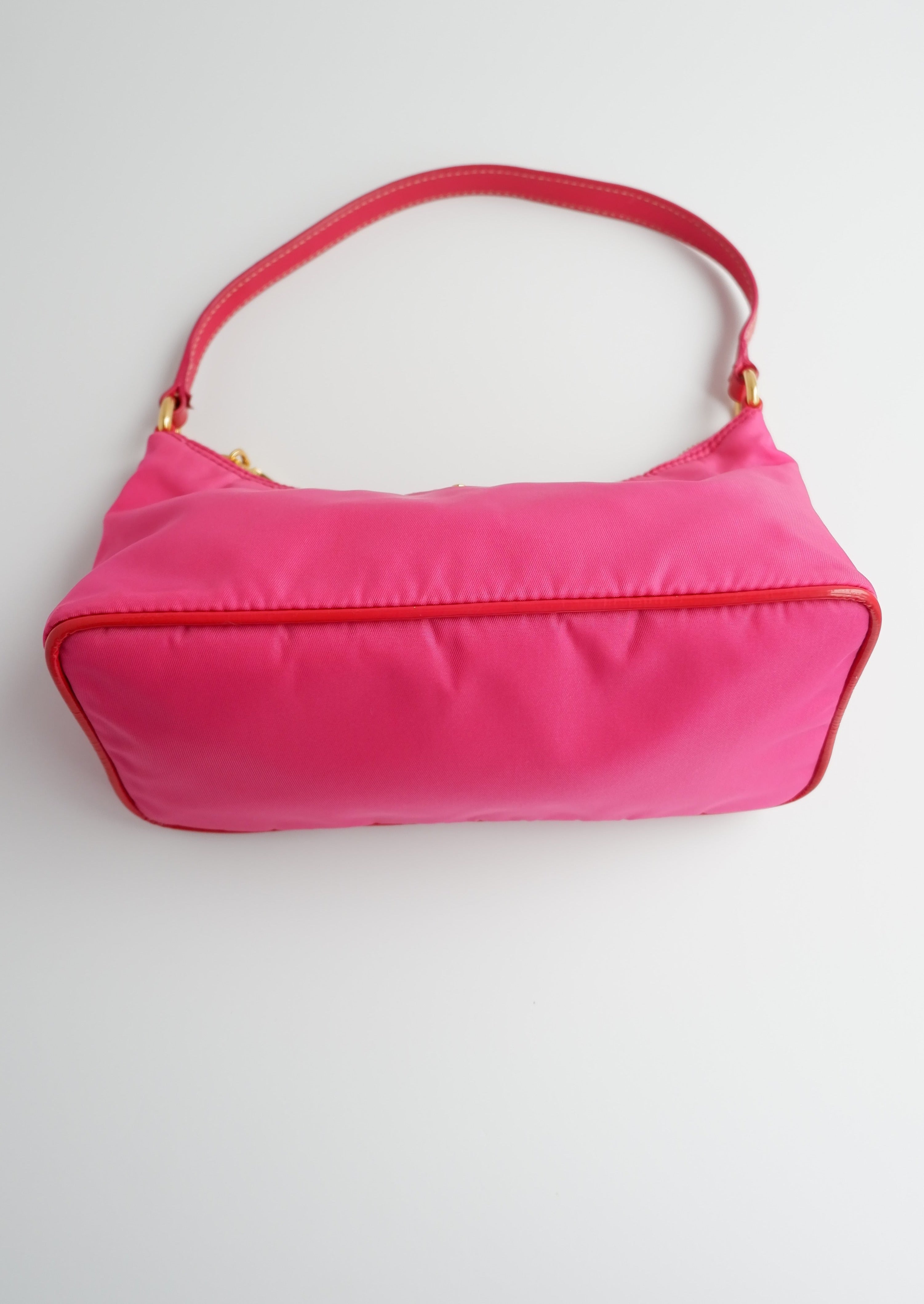 Authentique sac à bandoulière Prada en nylon rose vif d'occasion