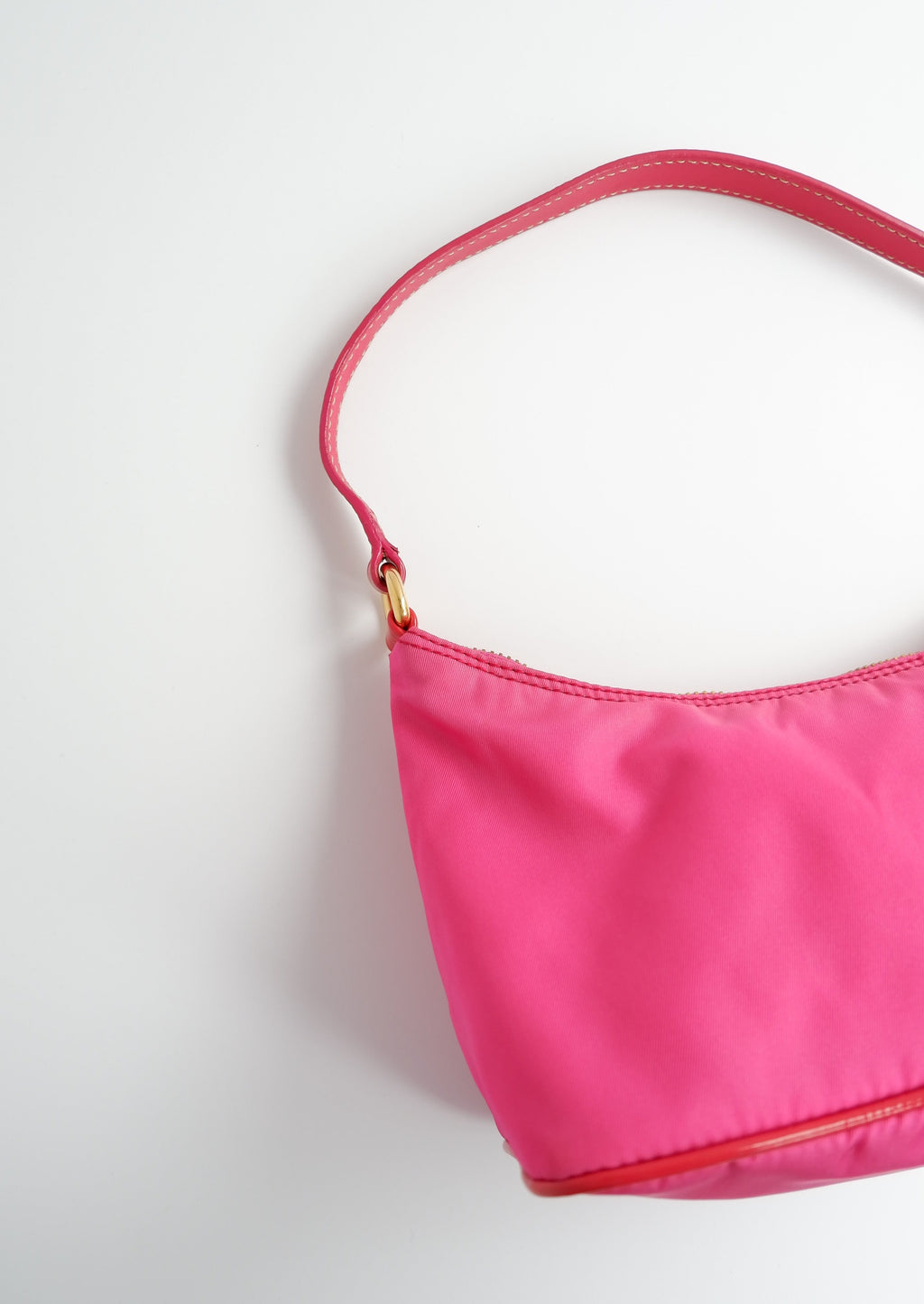 Authentique sac à bandoulière Prada en nylon rose vif d'occasion