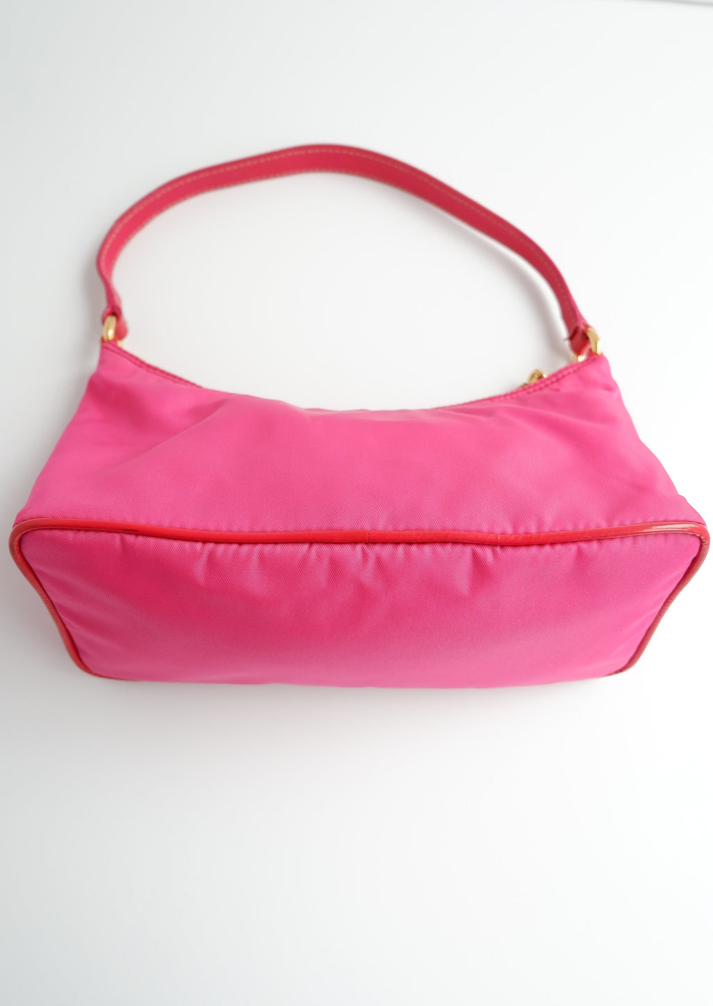 Authentique sac à bandoulière Prada en nylon rose vif d'occasion