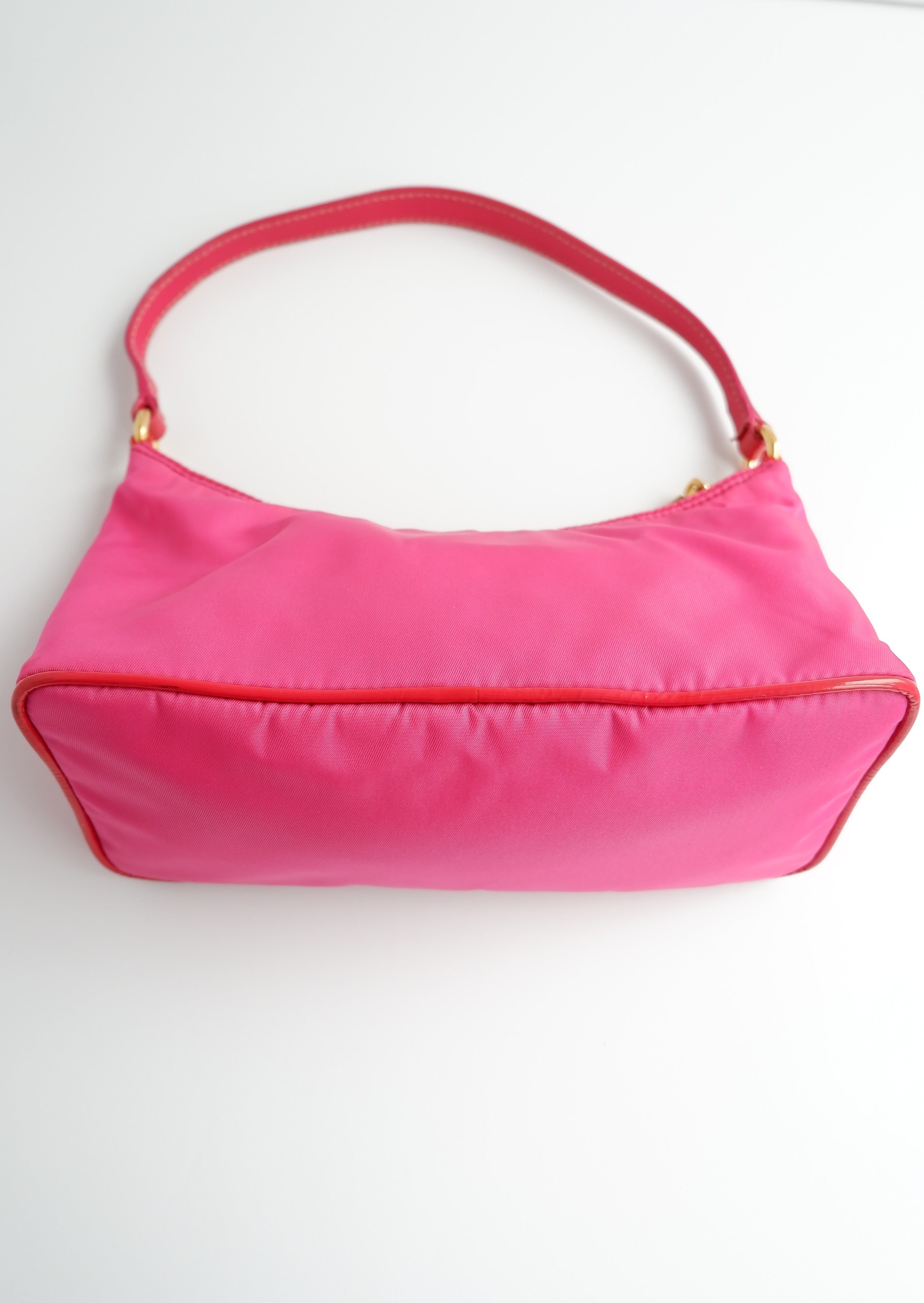 Authentique sac à bandoulière Prada en nylon rose vif d'occasion