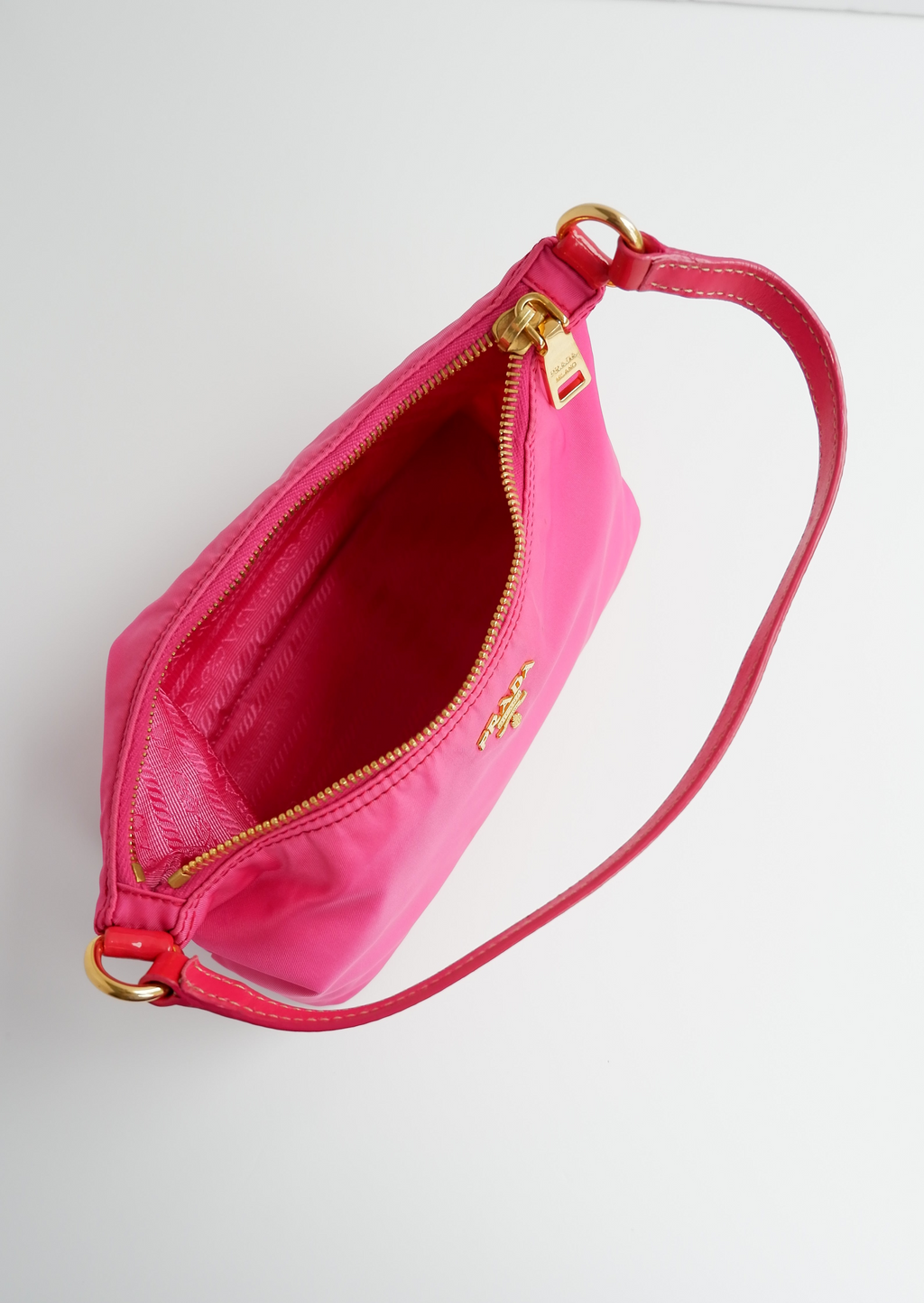 Authentique sac à bandoulière Prada en nylon rose vif d'occasion