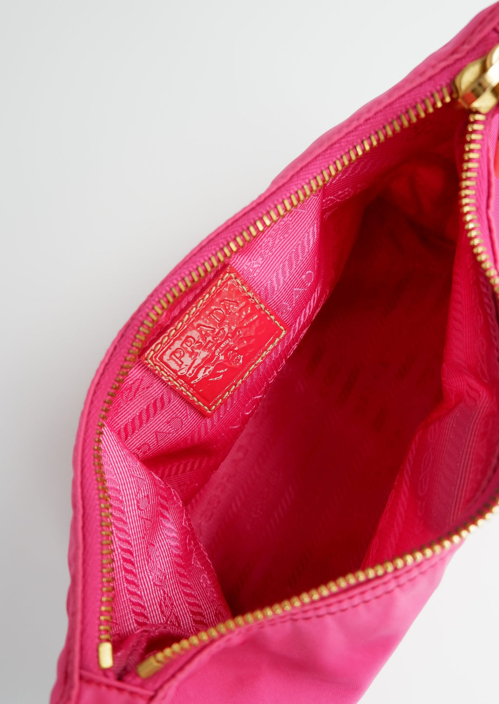 Authentique sac à bandoulière Prada en nylon rose vif d'occasion