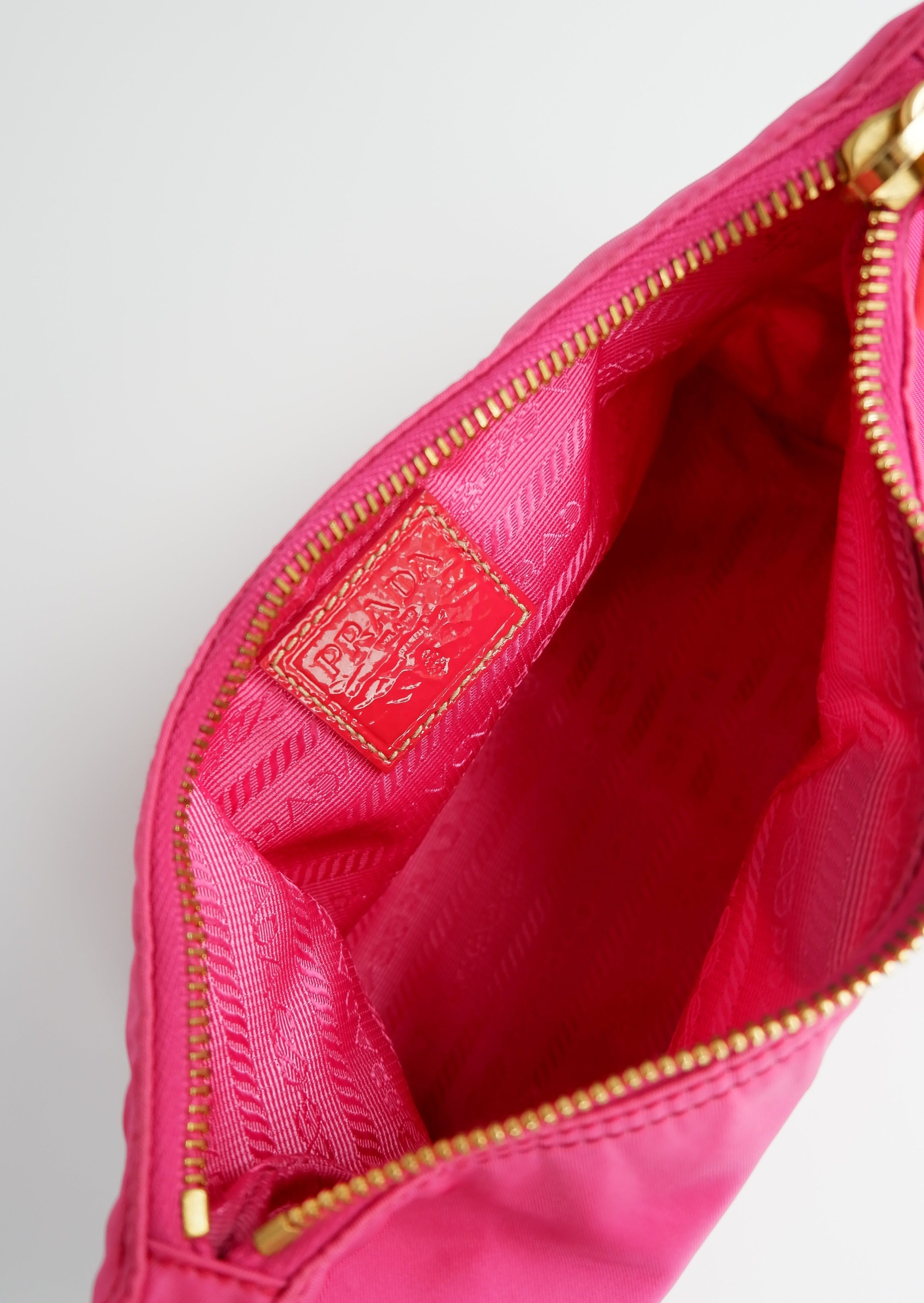 Authentique sac à bandoulière Prada en nylon rose vif d'occasion