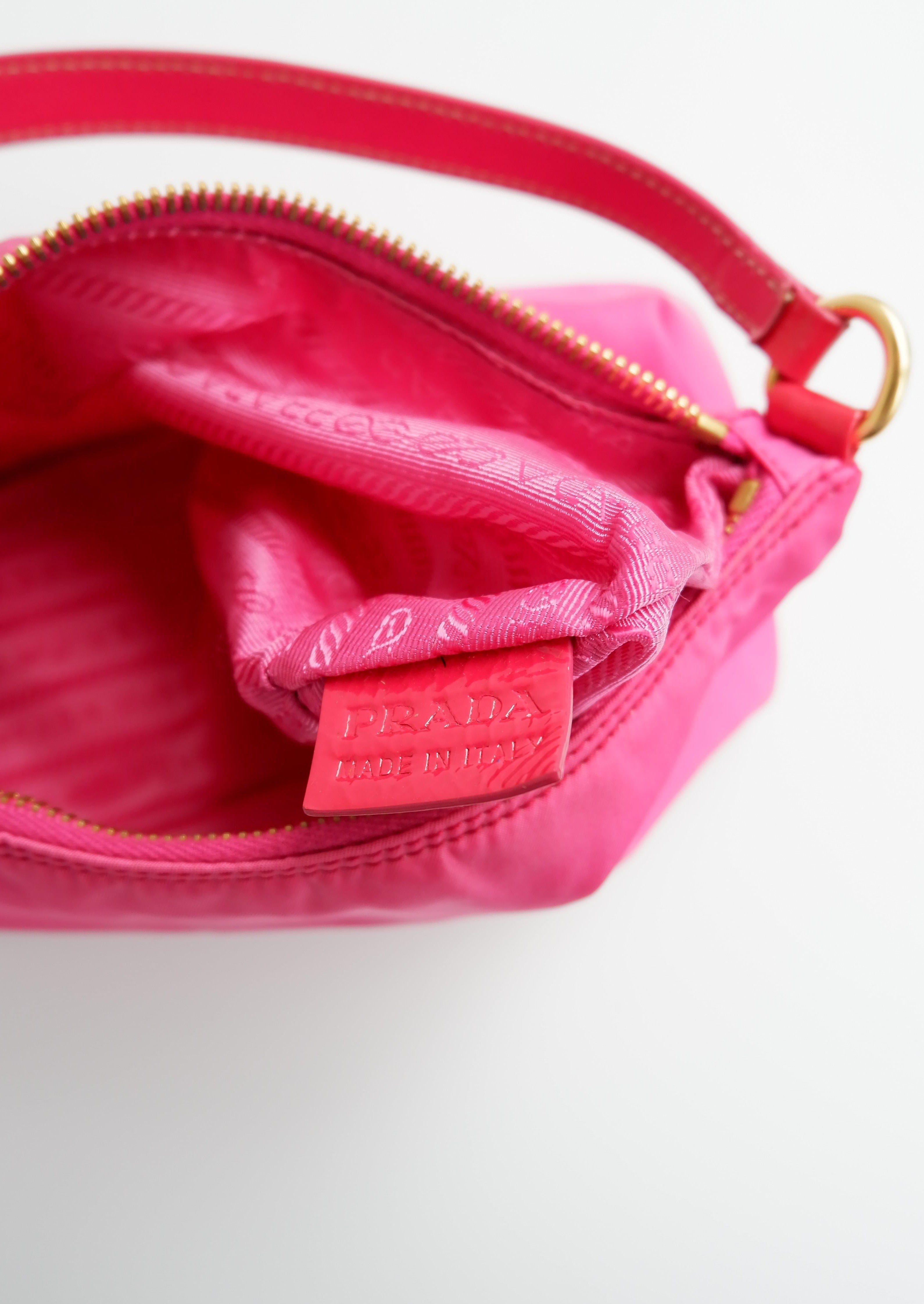 Authentique sac à bandoulière Prada en nylon rose vif d'occasion