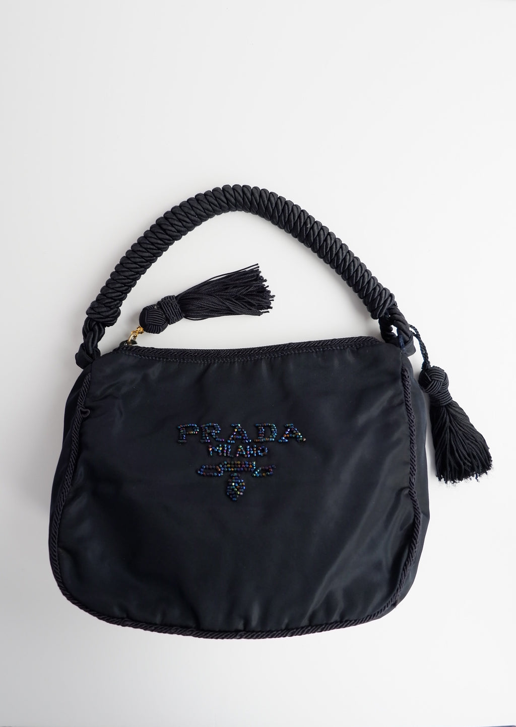 Sac à bandoulière Prada authentique d'occasion en nylon bleu marine avec logo perlé et pompon