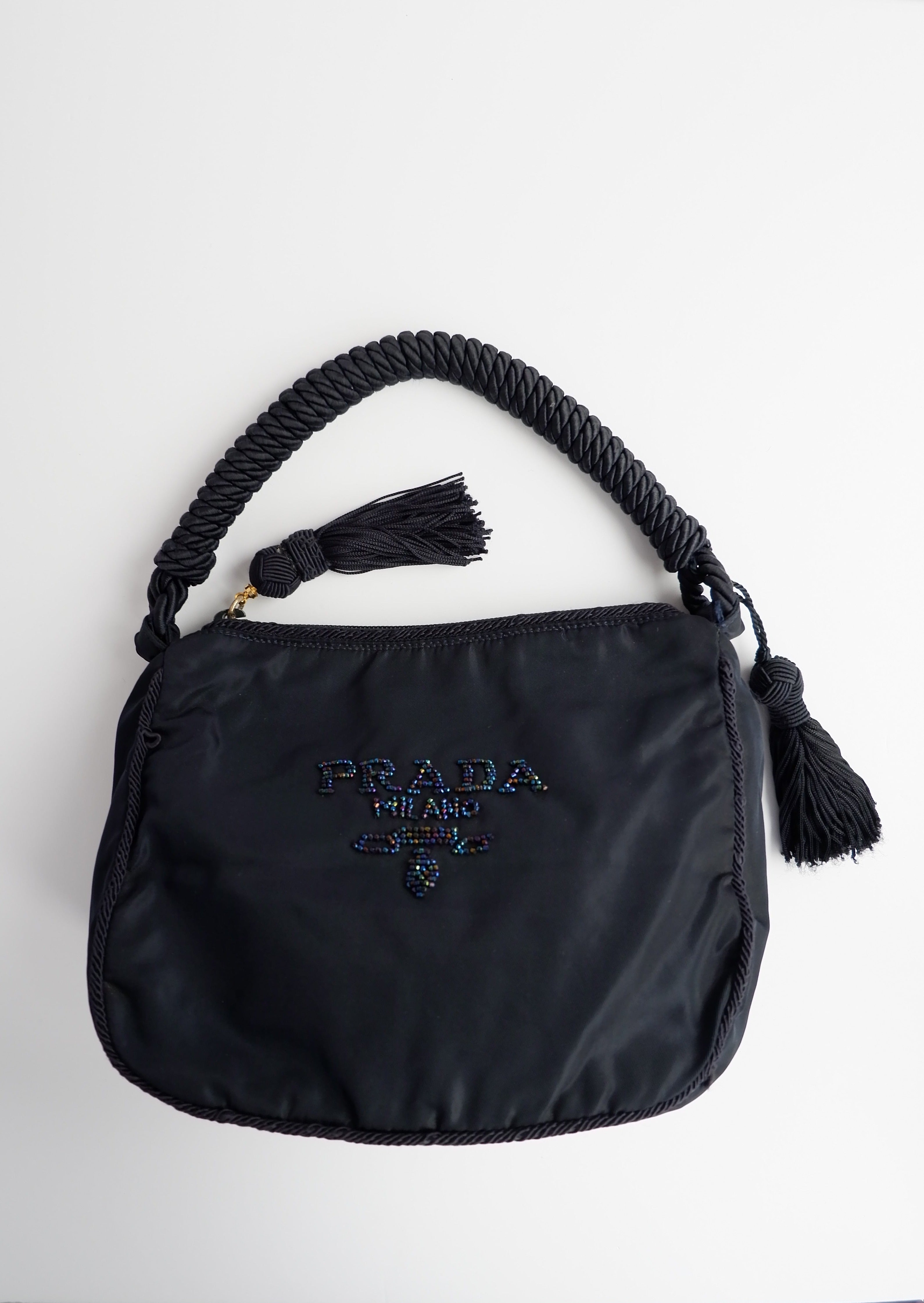 Sac à bandoulière Prada authentique d'occasion en nylon bleu marine avec logo perlé et pompon