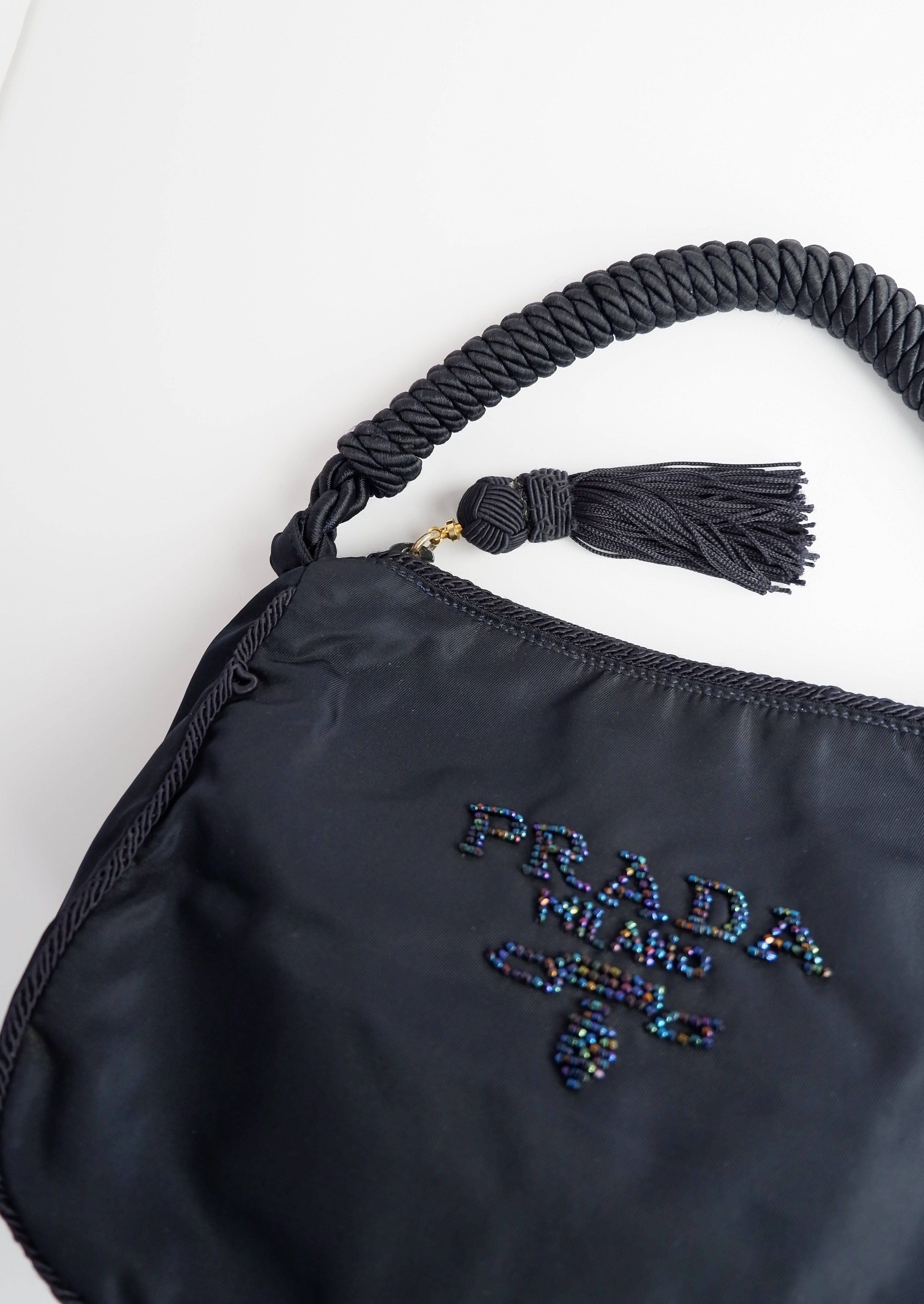 Sac à bandoulière Prada authentique d'occasion en nylon bleu marine avec logo perlé et pompon