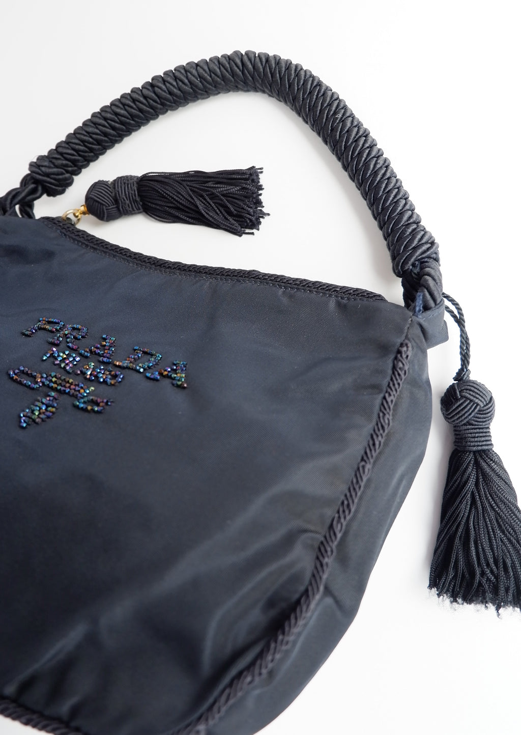Sac à bandoulière Prada authentique d'occasion en nylon bleu marine avec logo perlé et pompon