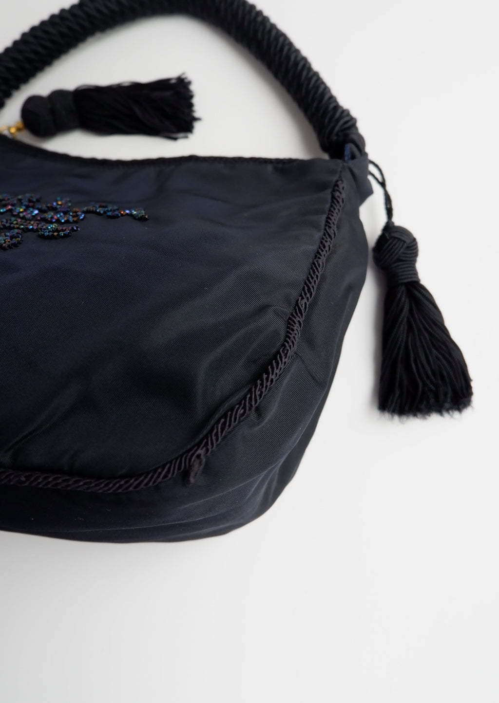 Sac à bandoulière Prada authentique d'occasion en nylon bleu marine avec logo perlé et pompon