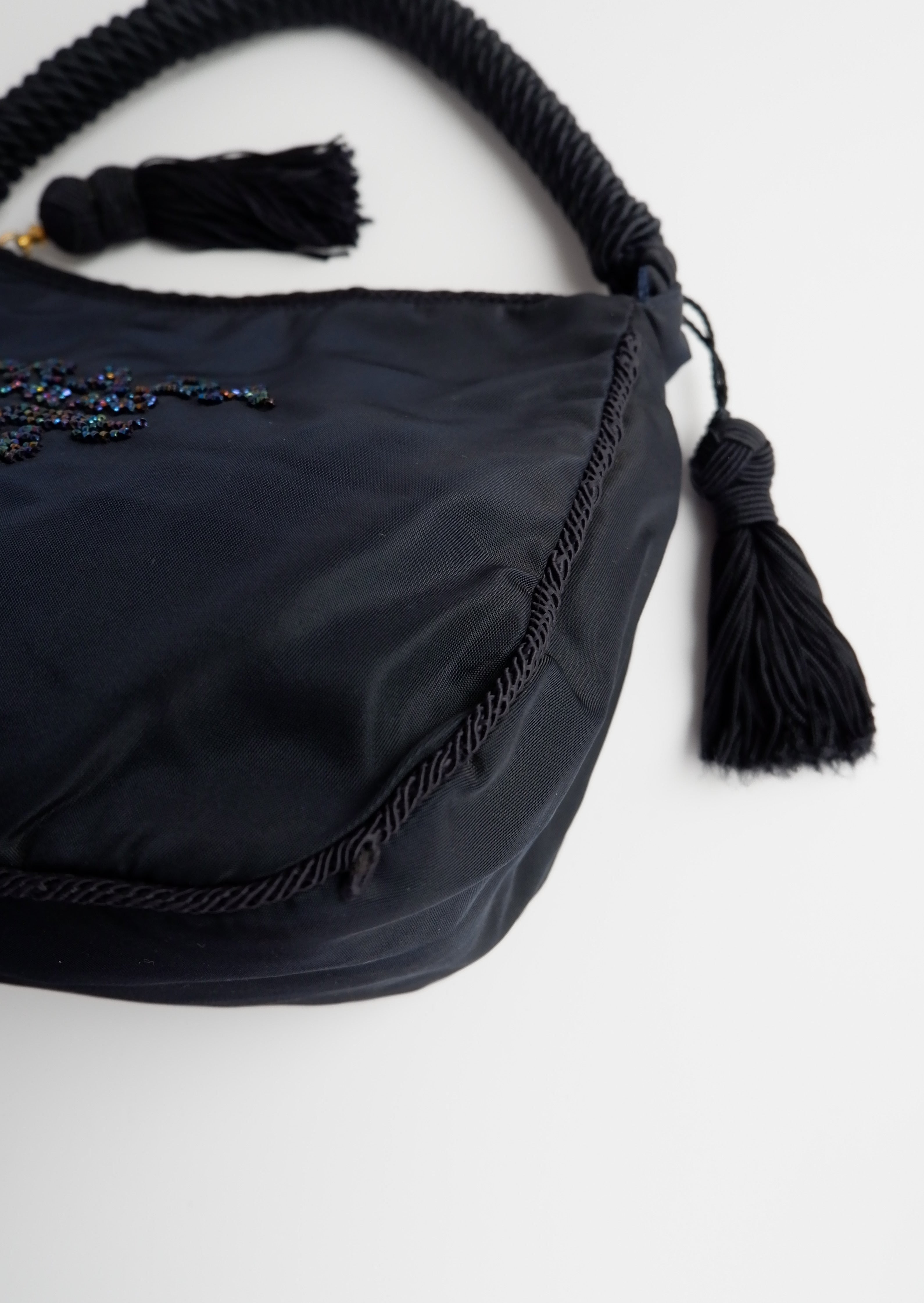 Sac à bandoulière Prada authentique d'occasion en nylon bleu marine avec logo perlé et pompon