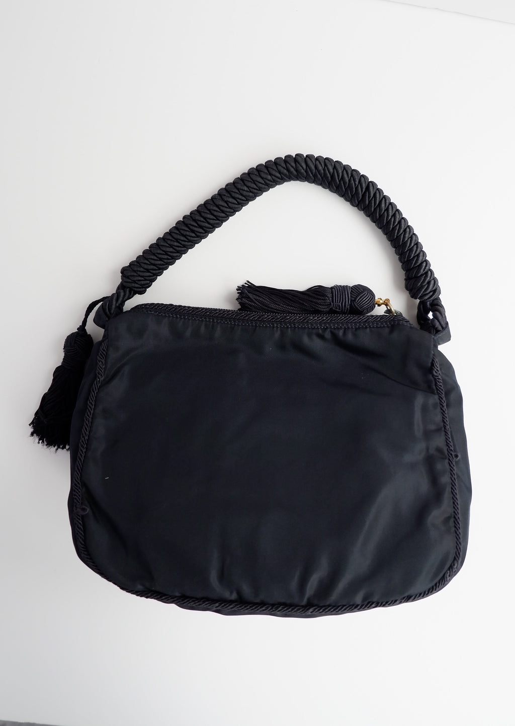 Sac à bandoulière Prada authentique d'occasion en nylon bleu marine avec logo perlé et pompon