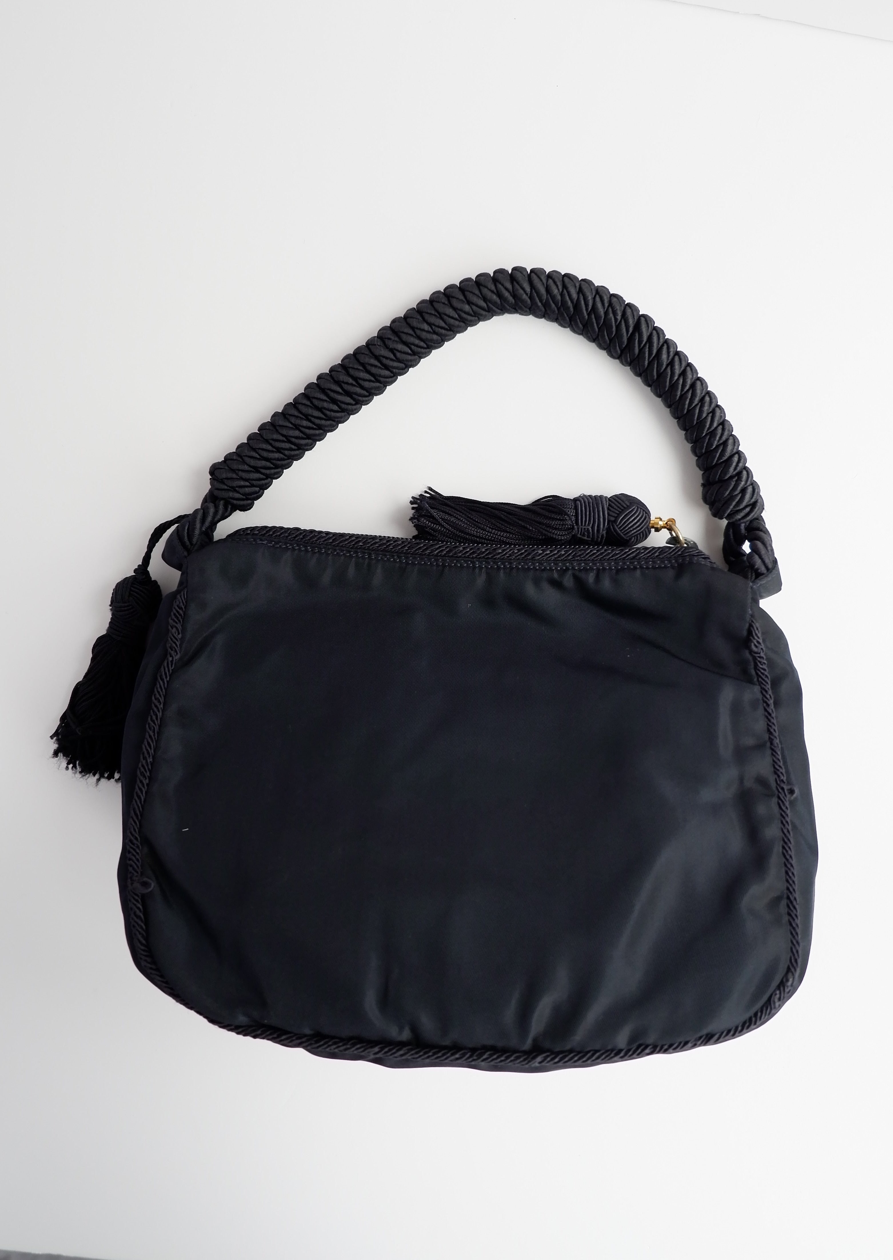 Sac à bandoulière Prada authentique d'occasion en nylon bleu marine avec logo perlé et pompon