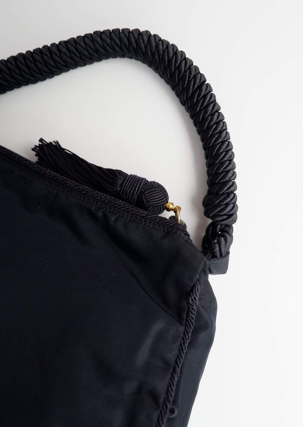 Sac à bandoulière Prada authentique d'occasion en nylon bleu marine avec logo perlé et pompon
