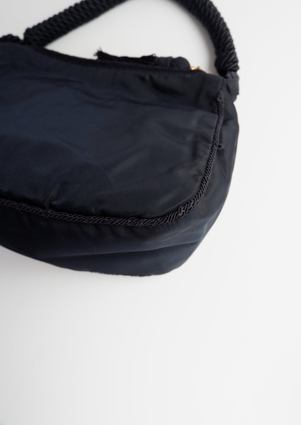 Sac à bandoulière Prada authentique d'occasion en nylon bleu marine avec logo perlé et pompon