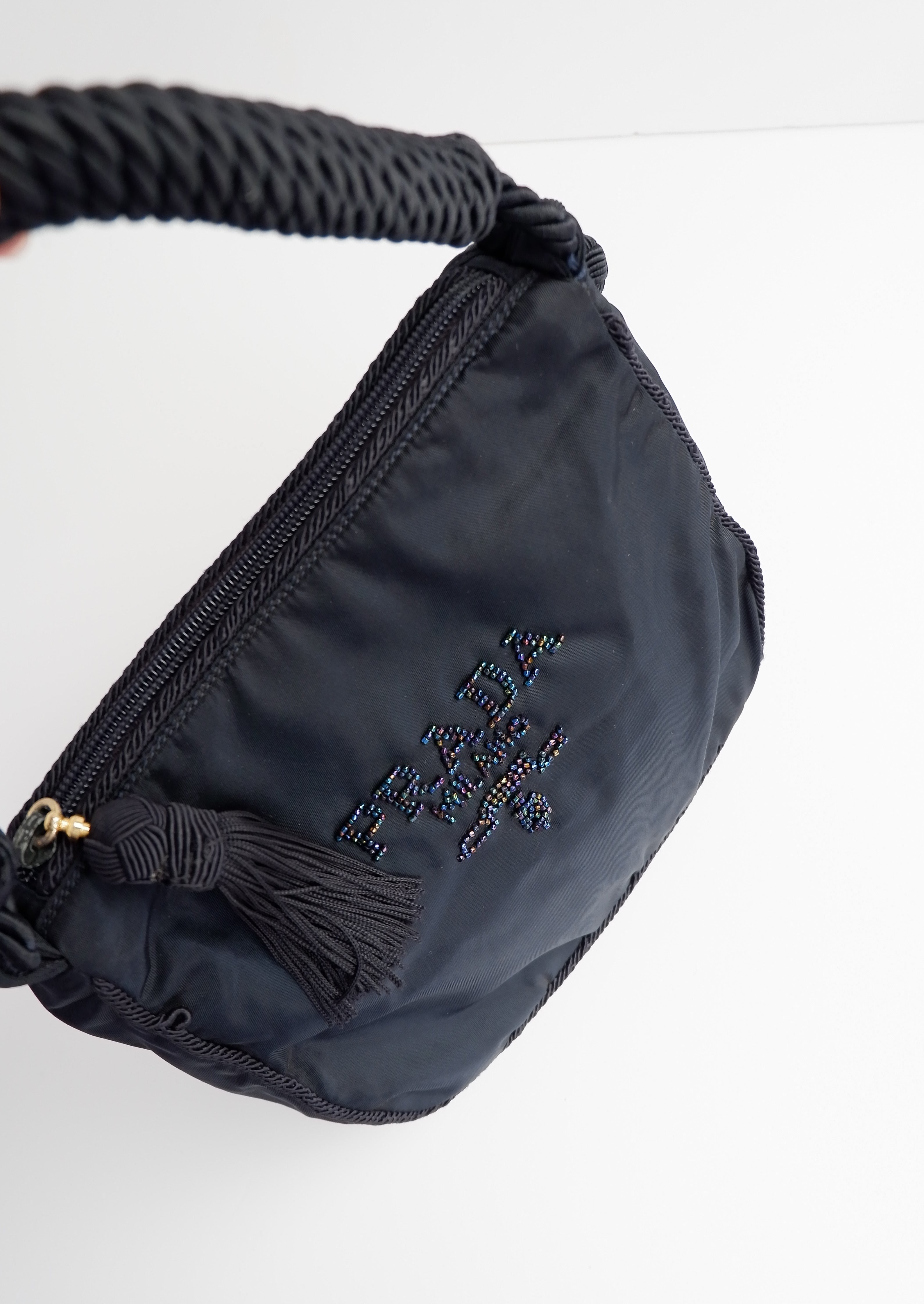 Sac à bandoulière Prada authentique d'occasion en nylon bleu marine avec logo perlé et pompon