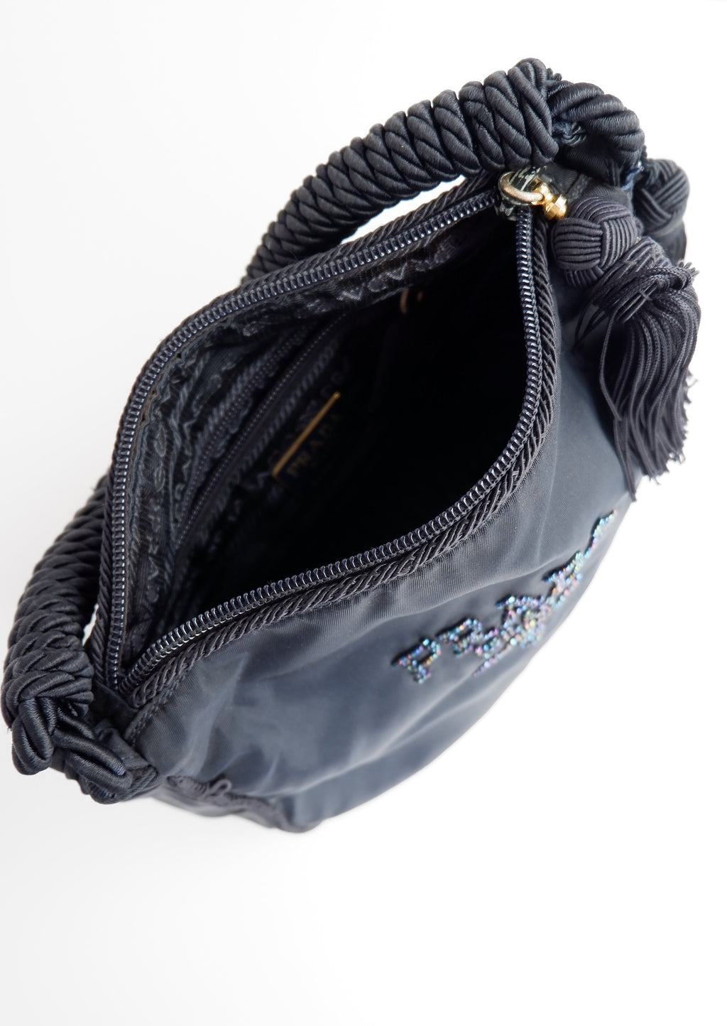 Sac à bandoulière Prada authentique d'occasion en nylon bleu marine avec logo perlé et pompon