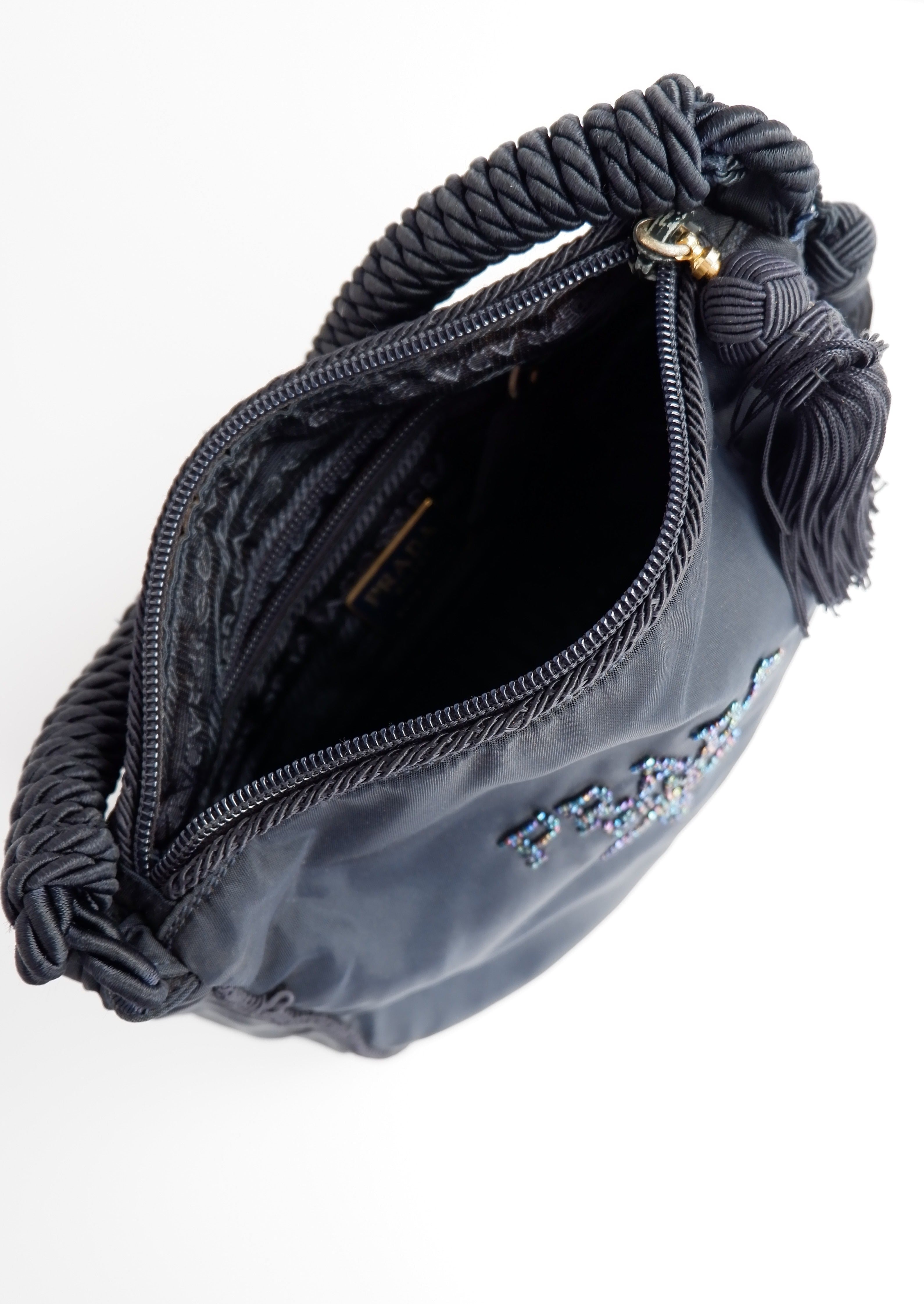 Sac à bandoulière Prada authentique d'occasion en nylon bleu marine avec logo perlé et pompon