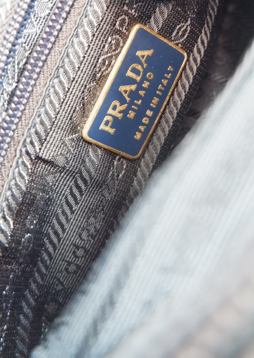Sac à bandoulière Prada authentique d'occasion en nylon bleu marine avec logo perlé et pompon