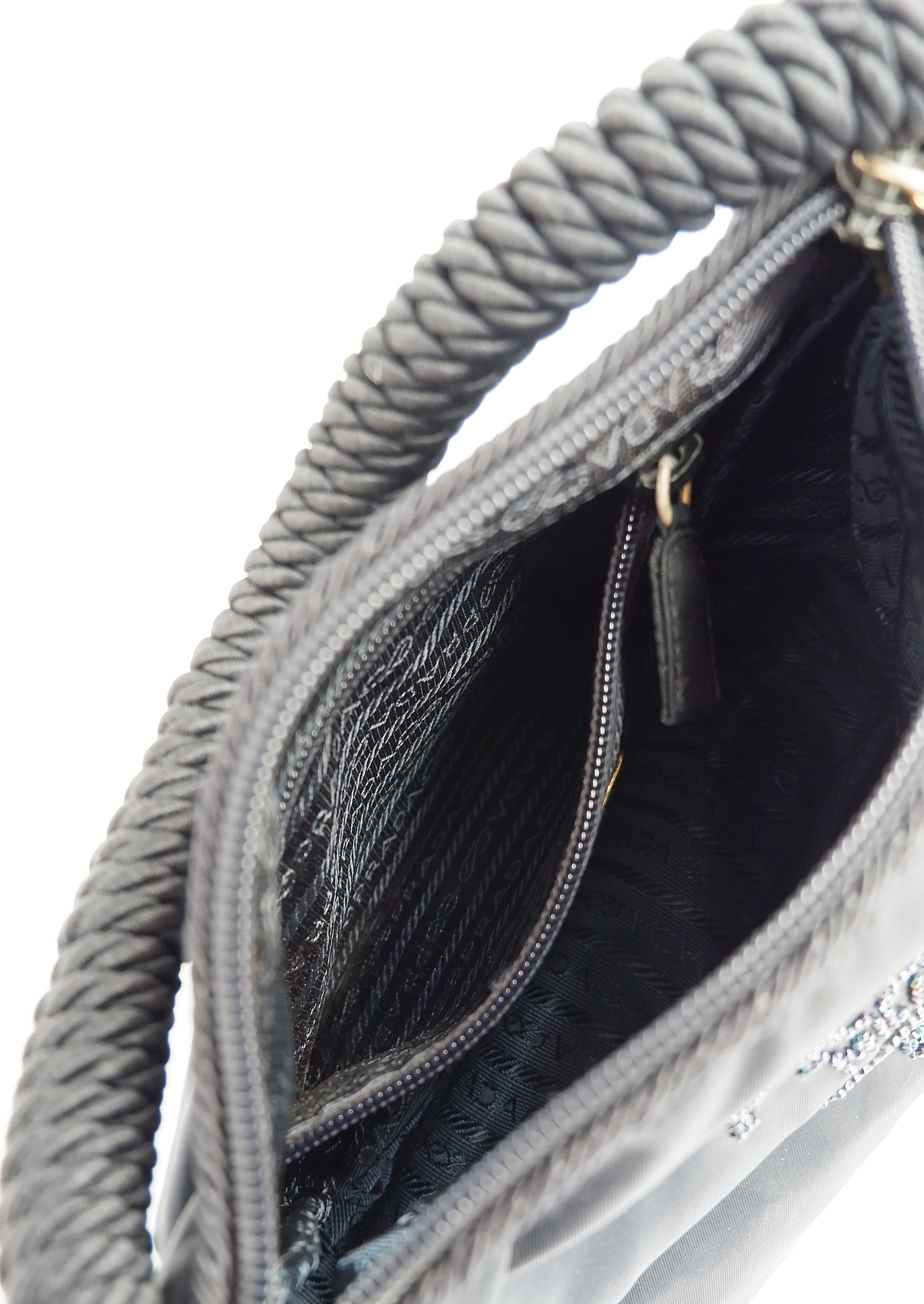 Sac à bandoulière Prada authentique d'occasion en nylon bleu marine avec logo perlé et pompon