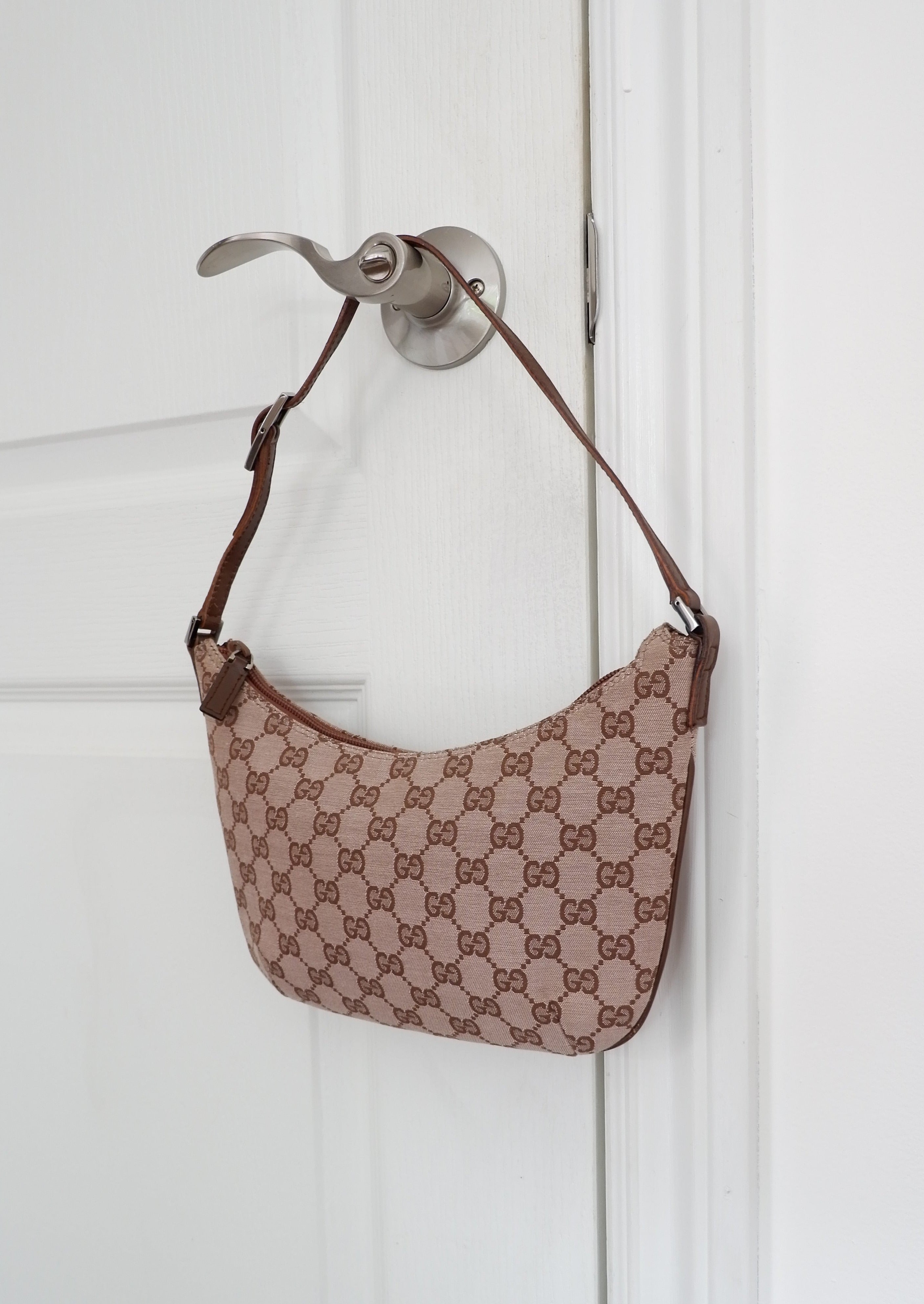 Authentique Sac à Main d'Épaule Pochette Gucci Marron en Toile GG d'Occasion