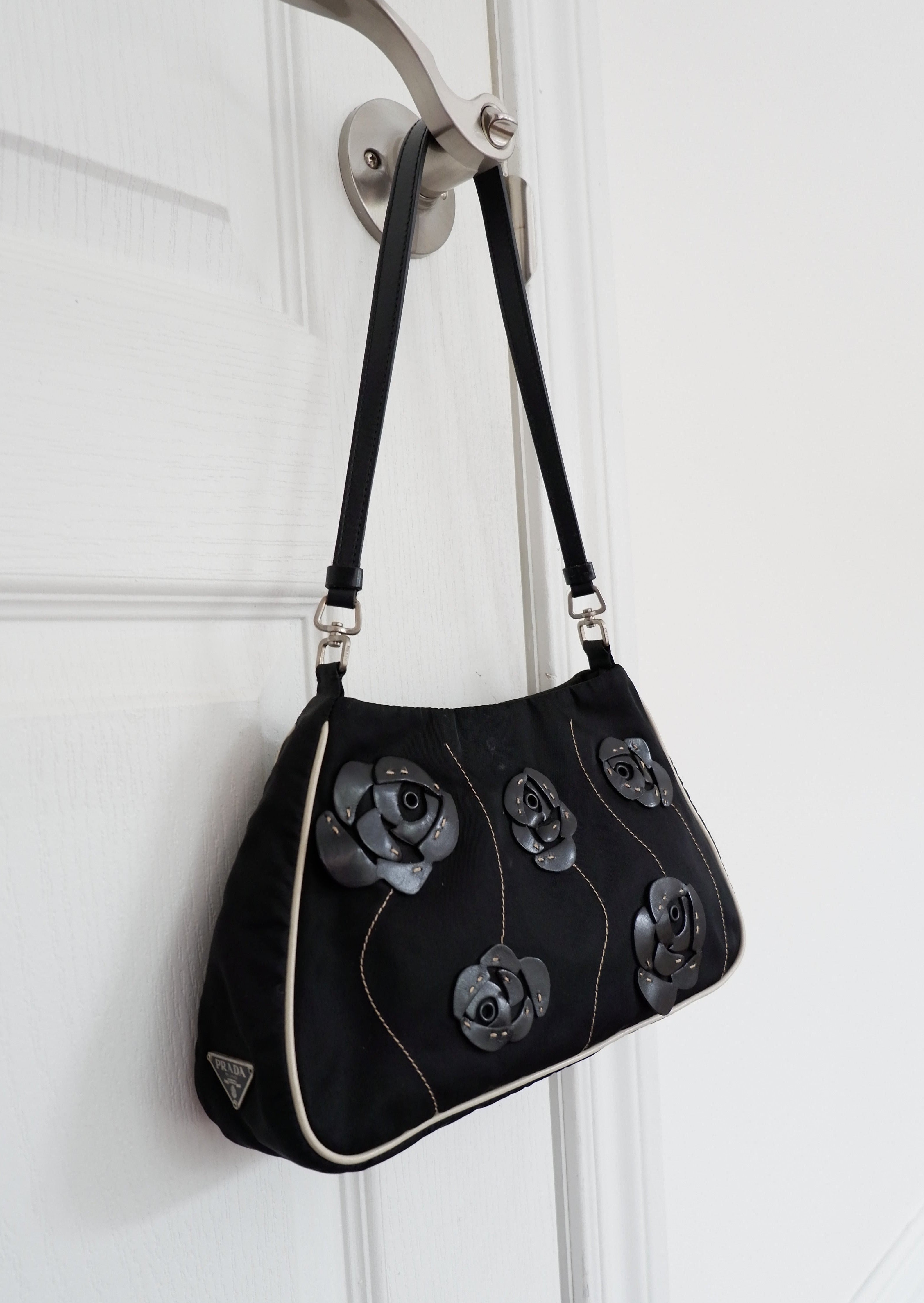 Authentique Sac bandoulière Prada noir et blanc en nylon avec détails roses d'occasion