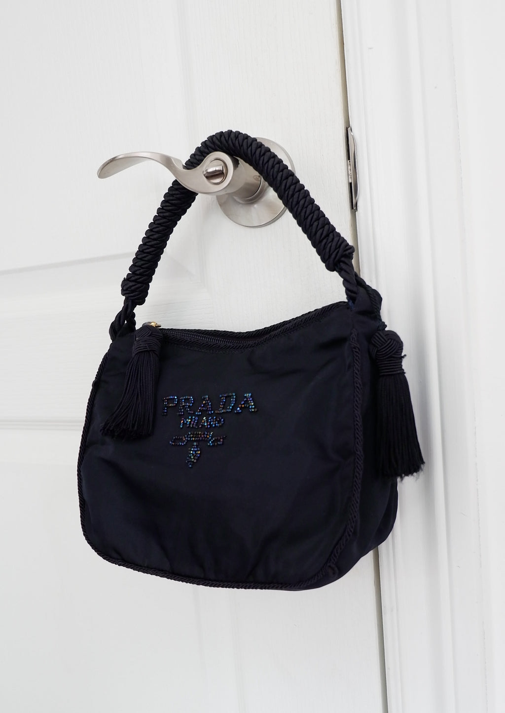Sac à bandoulière Prada authentique d'occasion en nylon bleu marine avec logo perlé et pompon