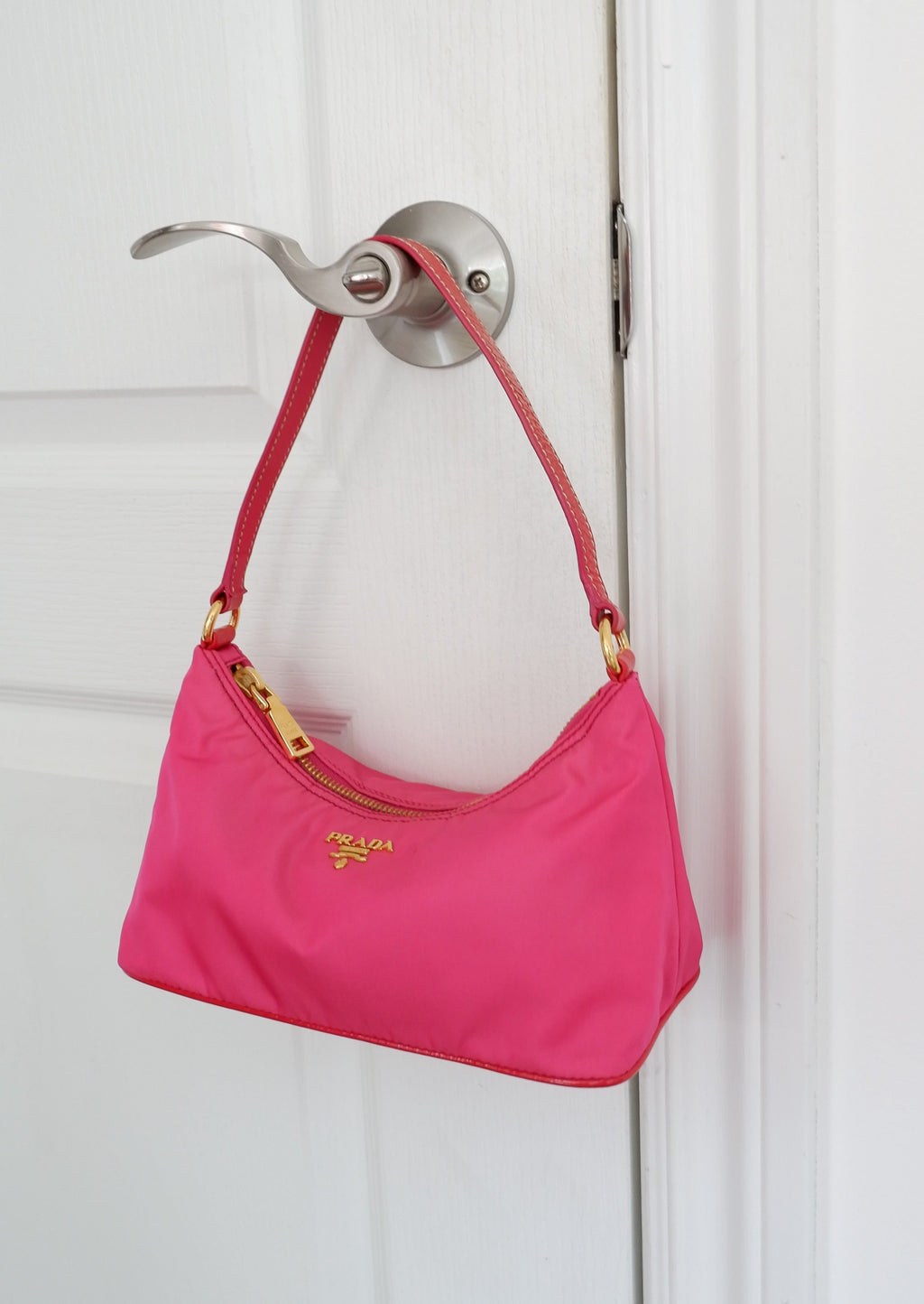 Authentique sac à bandoulière Prada en nylon rose vif d'occasion