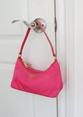 Authentique sac à bandoulière Prada en nylon rose vif d'occasion