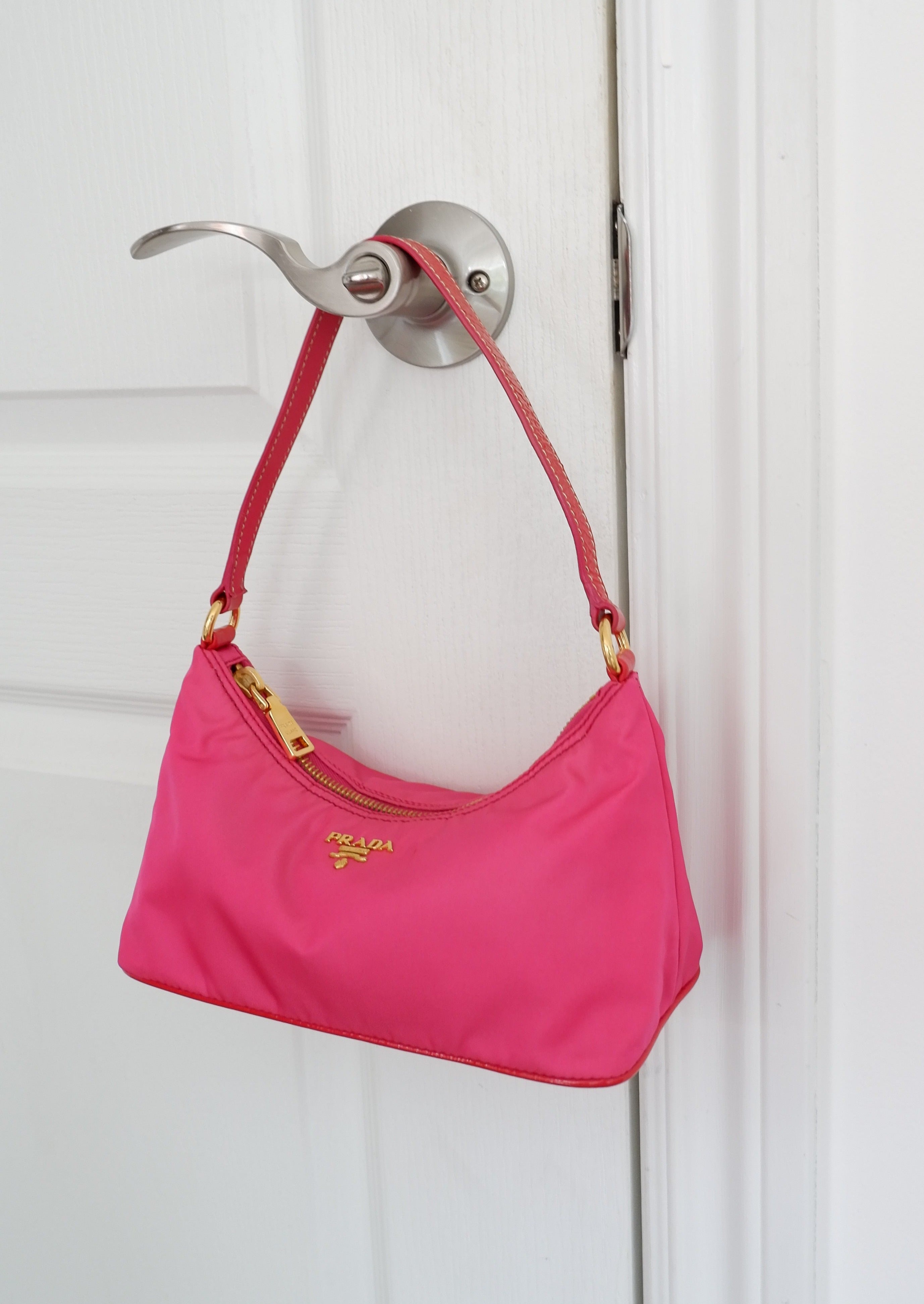 Authentique sac à bandoulière Prada en nylon rose vif d'occasion