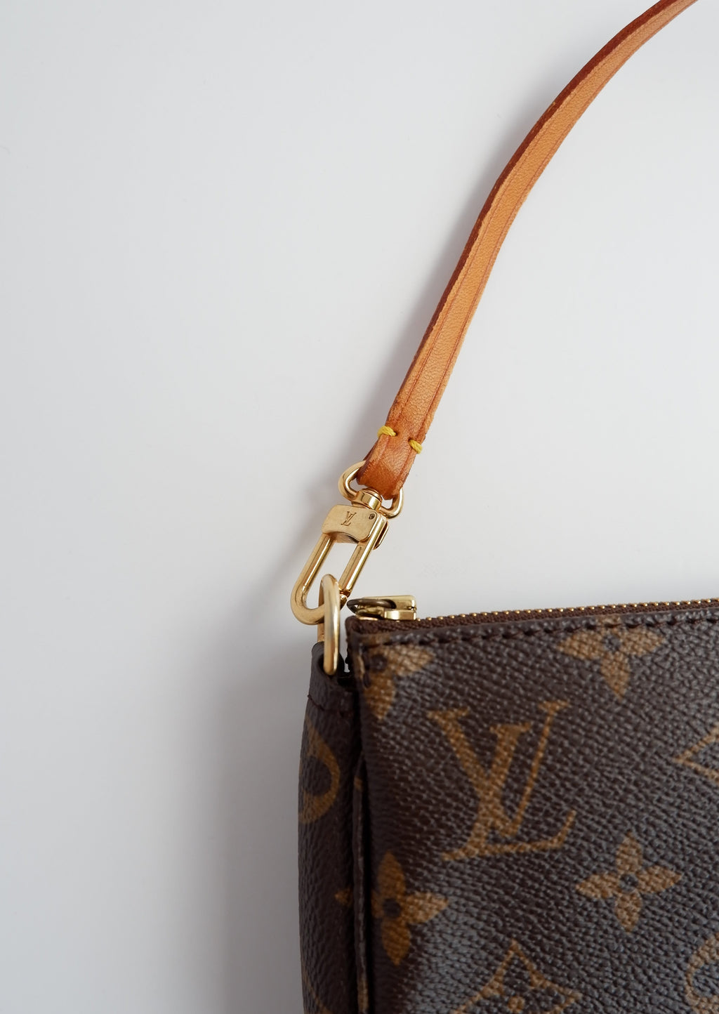 Sac à bandoulière Louis Vuitton Pochette Accessoires monogramme authentique d'occasion