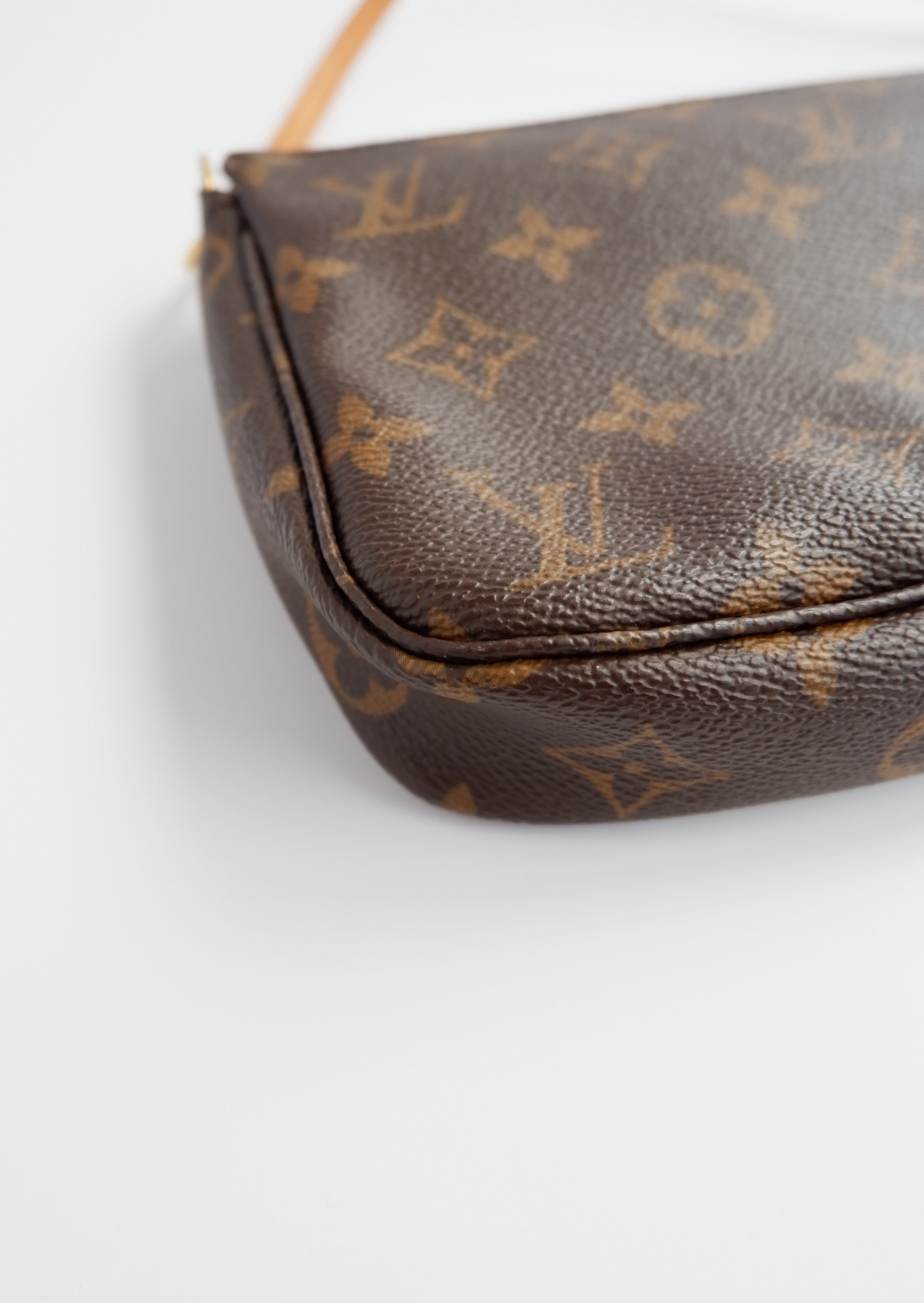 Sac à bandoulière Louis Vuitton Pochette Accessoires monogramme authentique d'occasion