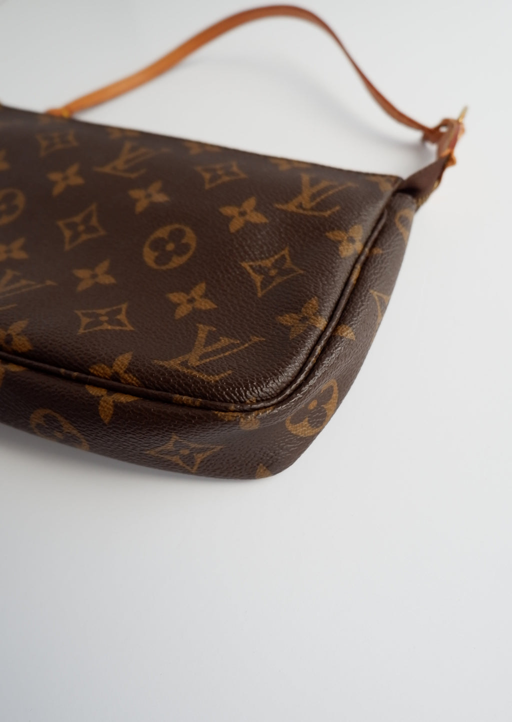 Sac à bandoulière Louis Vuitton Pochette Accessoires monogramme authentique d'occasion