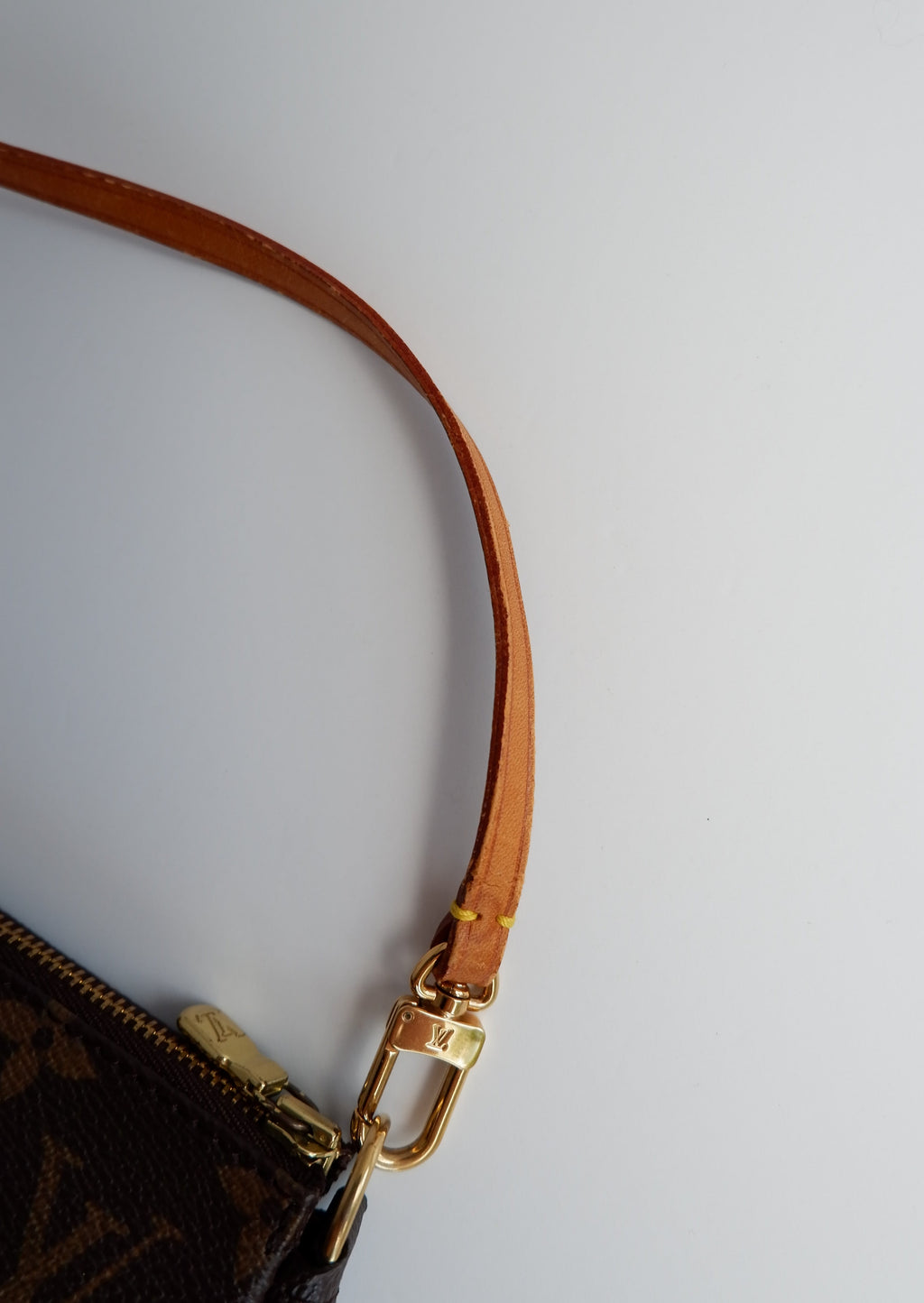 Sac à bandoulière Louis Vuitton Pochette Accessoires monogramme authentique d'occasion