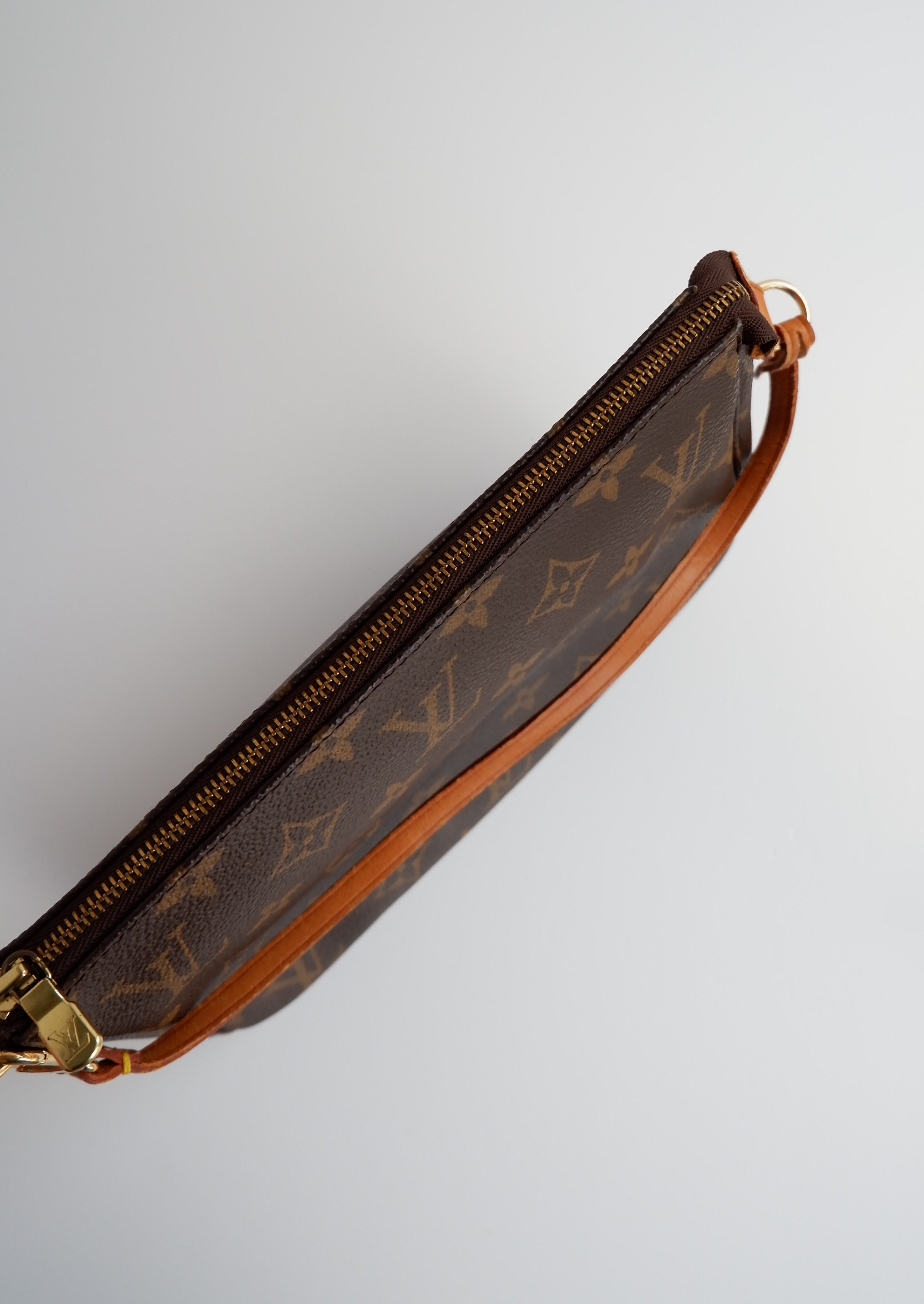 Sac à bandoulière Louis Vuitton Pochette Accessoires monogramme authentique d'occasion