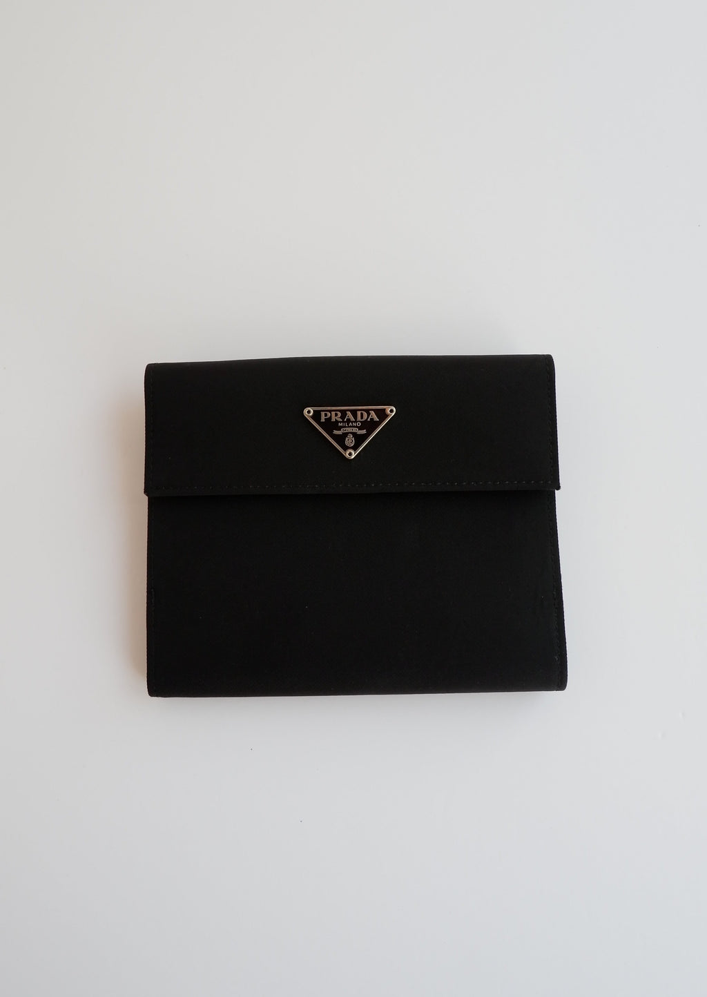 Portefeuille à deux volets carré Prada en toile enduite noire authentique d'occasion